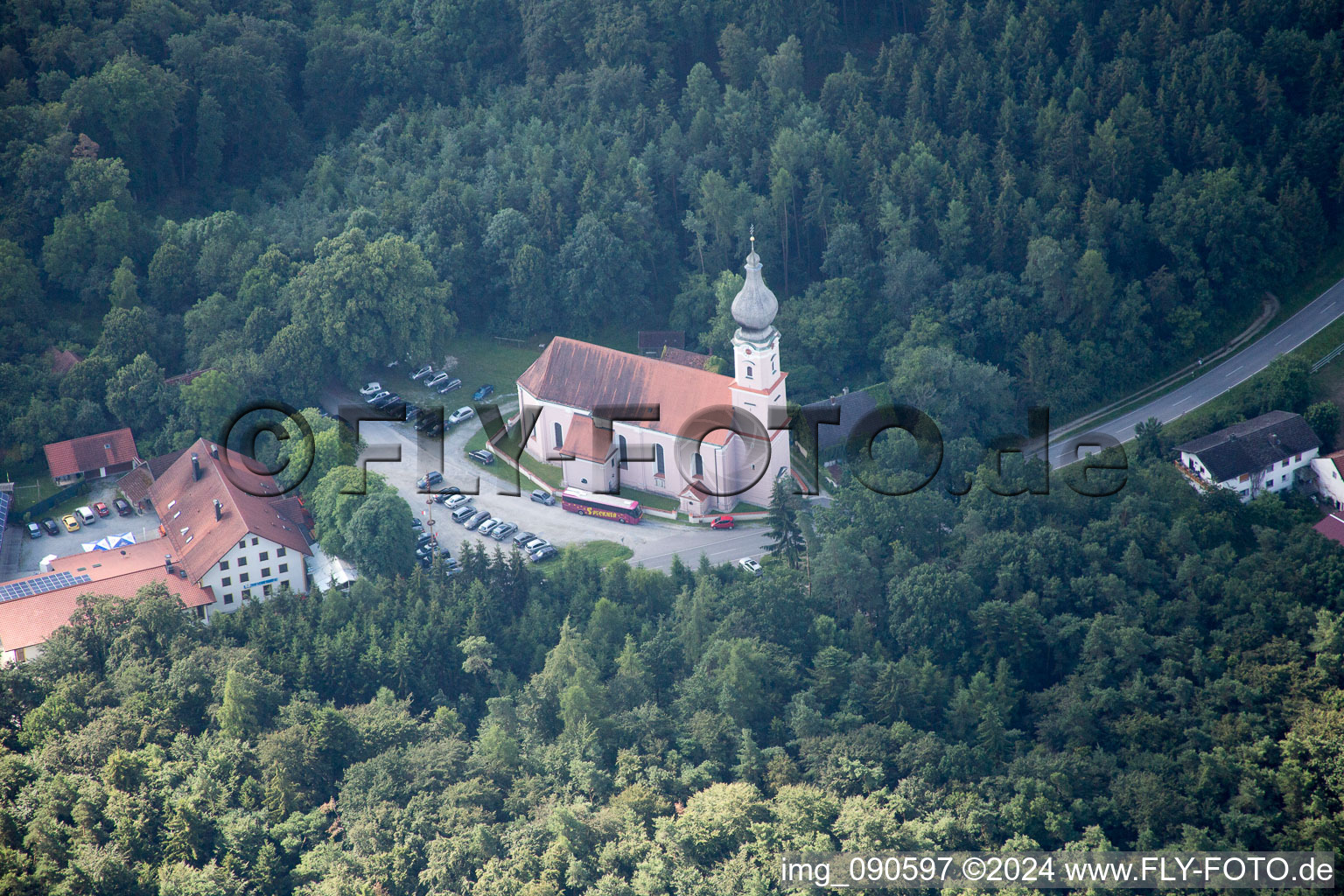 Luftbild von Kirche im Wald im Ortsteil Unterhollerau in Moosthenning im Bundesland Bayern, Deutschland