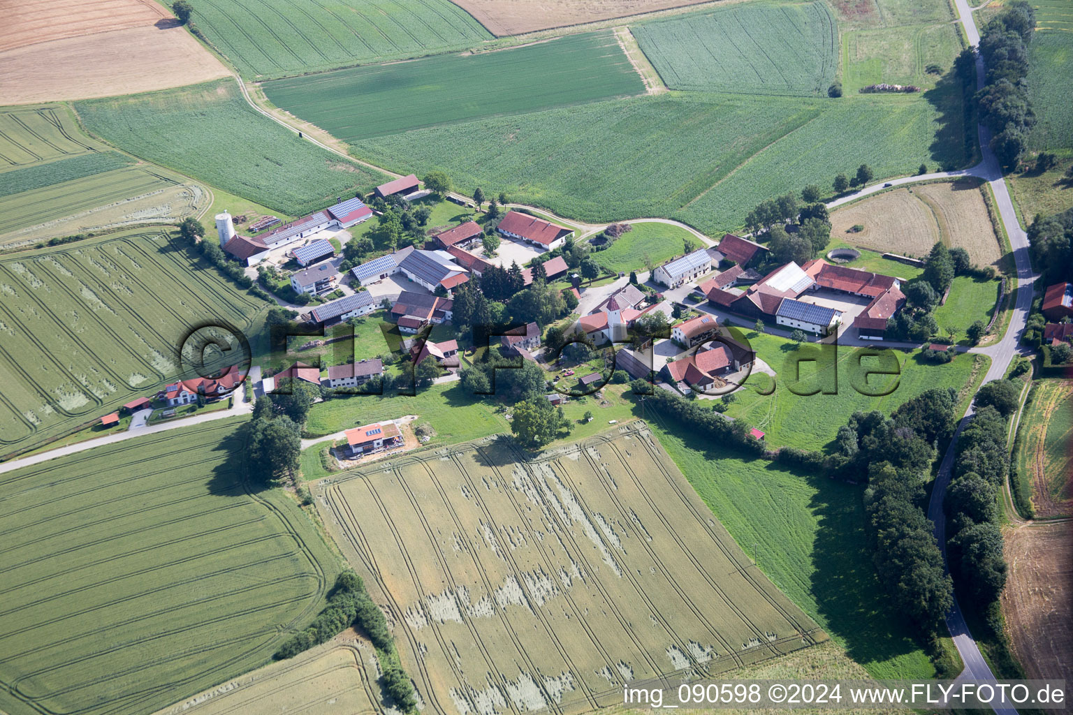 Gehöft eines Bauernhofes am Rand von bestellten Feldern im Ortsteil Ottending in Mengkofen im Bundesland Bayern, Deutschland