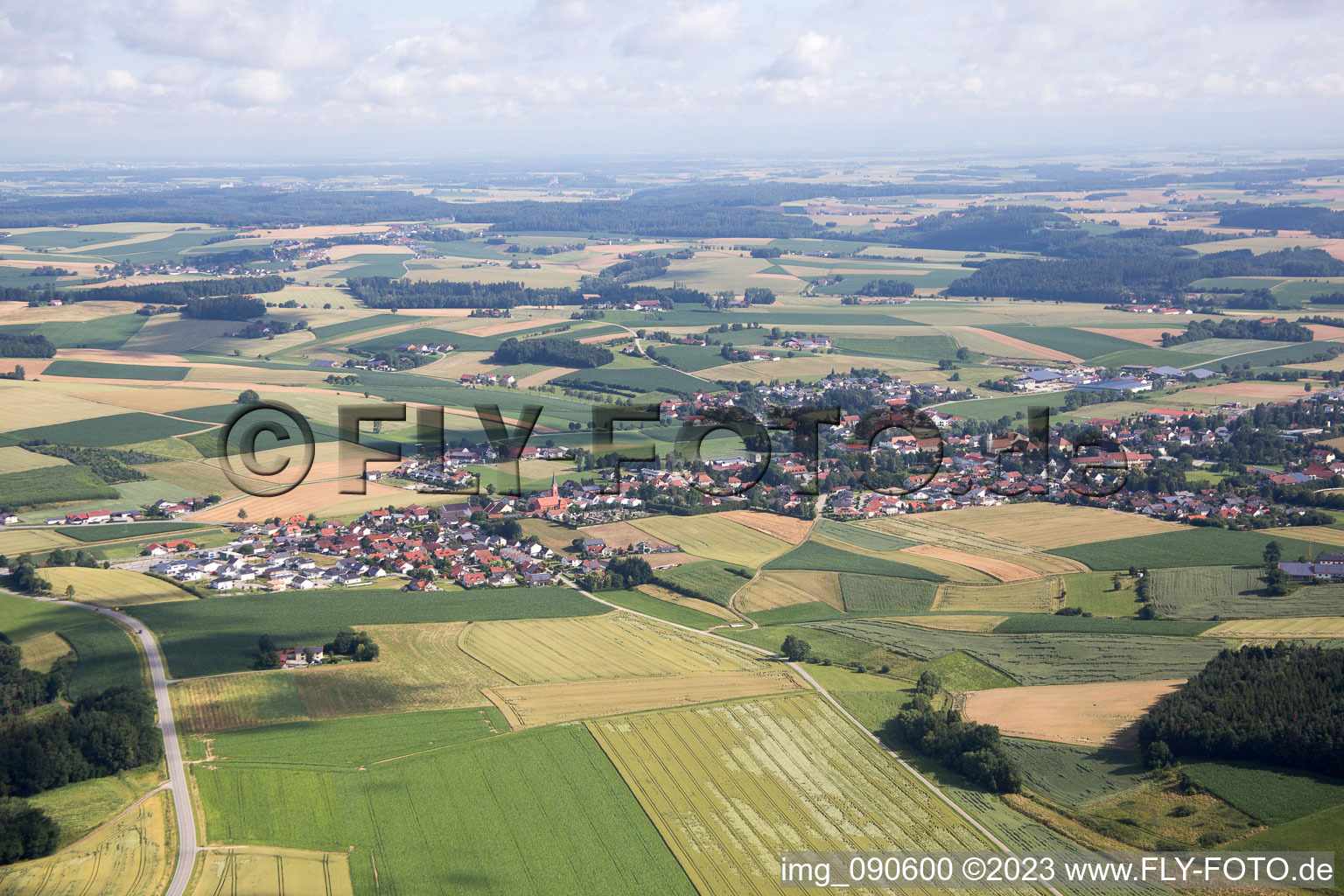 Dorf - Ansicht am Rande von landwirtschaftlichen Feldern und Nutzflächen in Mengkofen im Bundesland Bayern, Deutschland