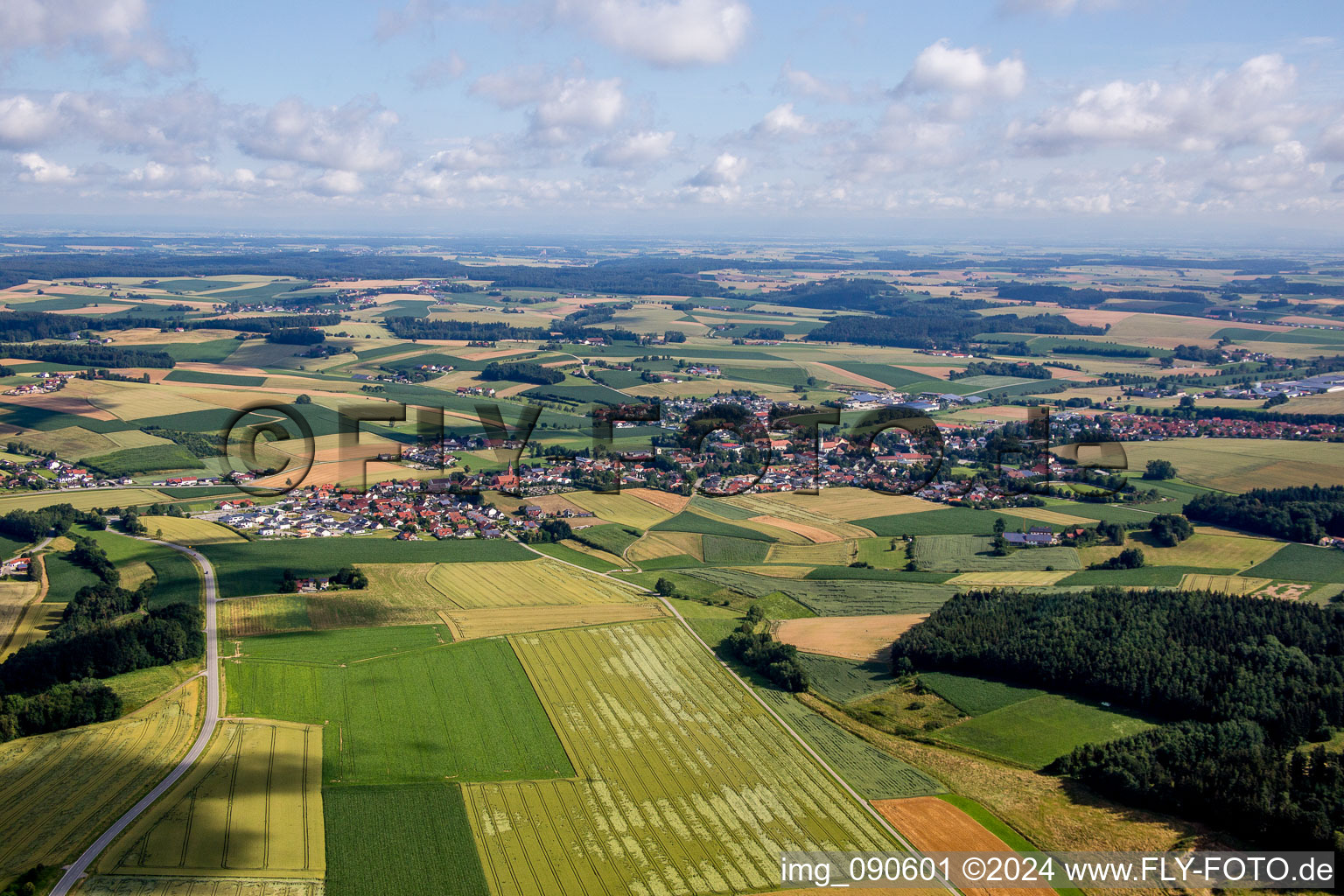 Luftbild von Dorf - Ansicht am Rande von landwirtschaftlichen Feldern und Nutzflächen in Mengkofen im Bundesland Bayern, Deutschland
