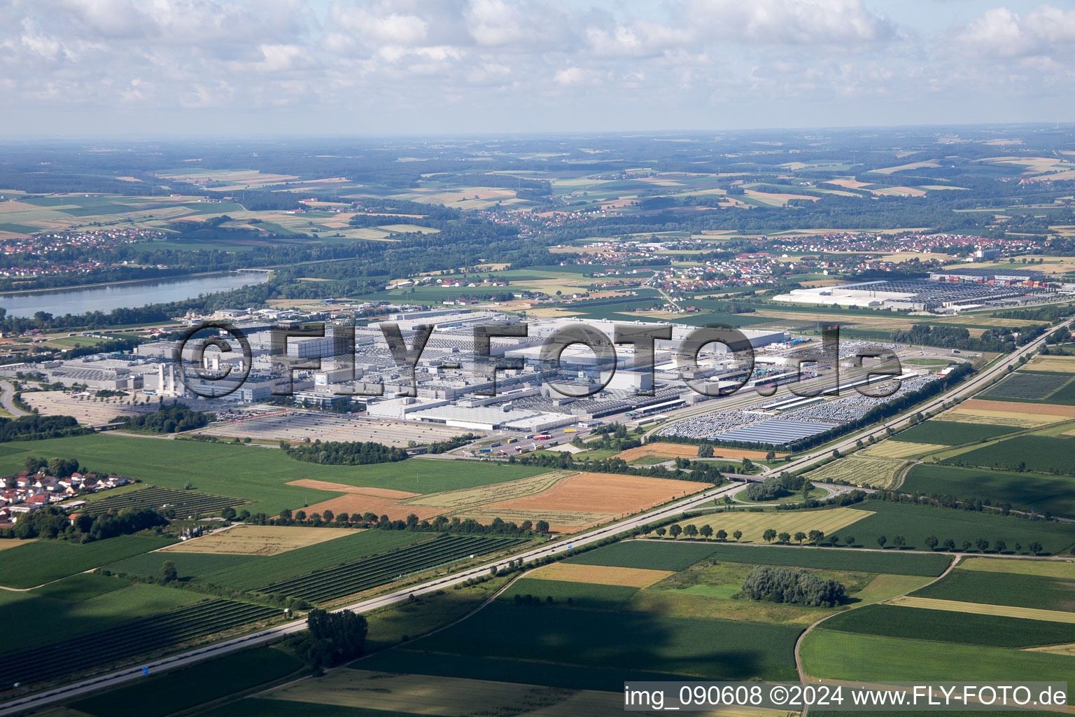 Gebäude und Produktionshallen auf dem Werksgelände des BMW Werks in Dingolfing im Bundesland Bayern, Deutschland aus der Luft
