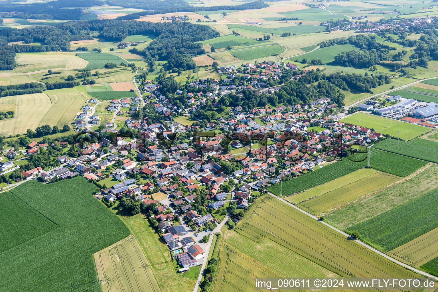 Dorf - Ansicht am Rande von landwirtschaftlichen Feldern und Nutzflächen in Moosthenning im Bundesland Bayern, Deutschland