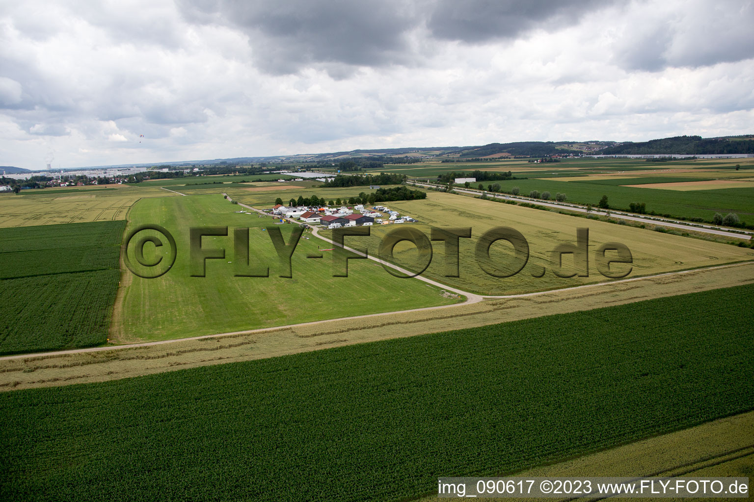 Dingolfing, Flugplatz im Bundesland Bayern, Deutschland von oben gesehen