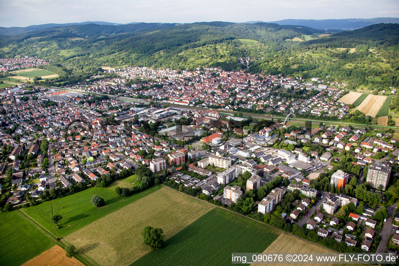 Dorf - Ansicht am Rande von landwirtschaftlichen Feldern und Nutzflächen in Hemsbach im Bundesland Baden-Württemberg, Deutschland