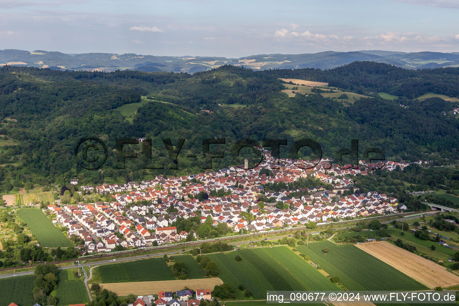 Dorf - Ansicht am Rande von landwirtschaftlichen Feldern und Nutzflächen in Sulzbach in Weinheim im Bundesland Baden-Württemberg, Deutschland