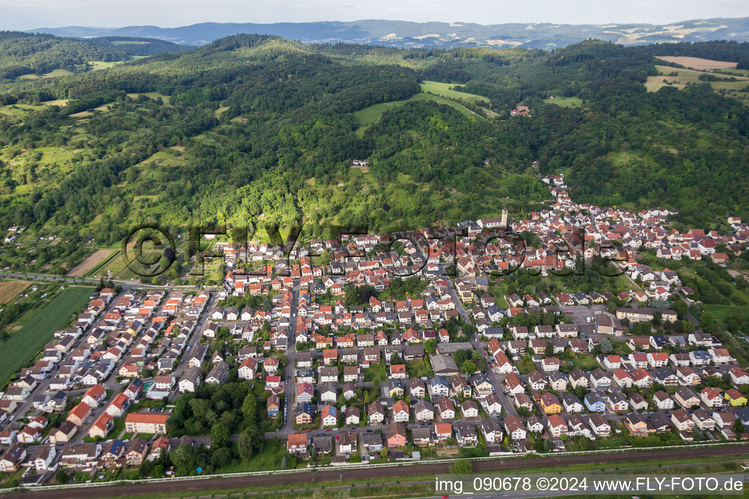 Luftbild von Dorf - Ansicht am Rande von landwirtschaftlichen Feldern und Nutzflächen in Sulzbach in Weinheim im Bundesland Baden-Württemberg, Deutschland