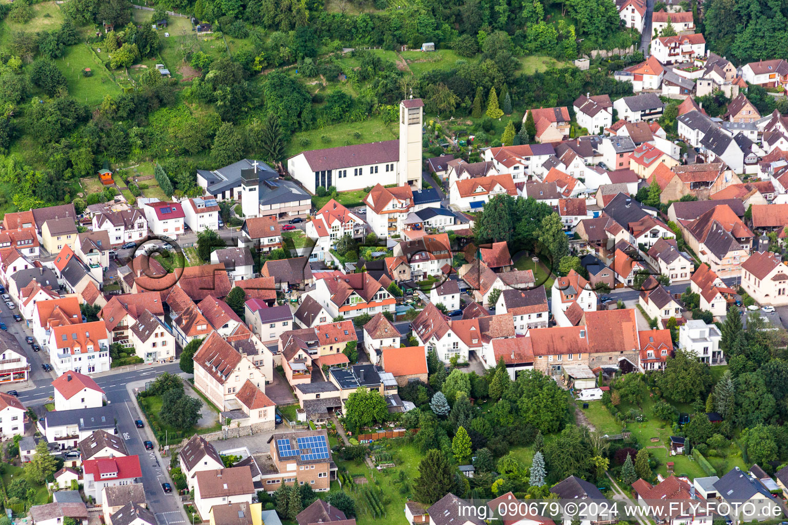 Kirchengebäude der evangelischen Kirche im Dorfkern in Sulzbach in Weinheim im Bundesland Baden-Württemberg, Deutschland