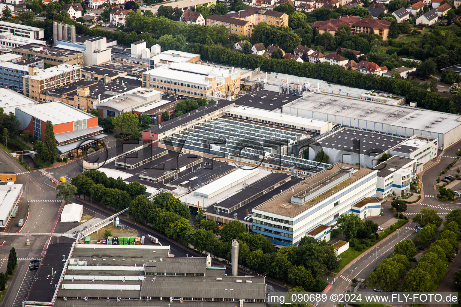 Gebäude und Produktionshallen auf dem Werksgelände nora systems GmbH in Weinheim im Bundesland Baden-Württemberg, Deutschland