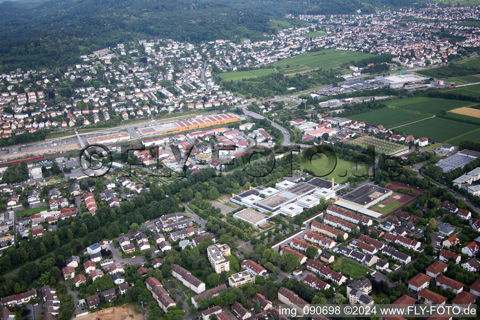 Weinheim im Bundesland Baden-Württemberg, Deutschland aus der Vogelperspektive