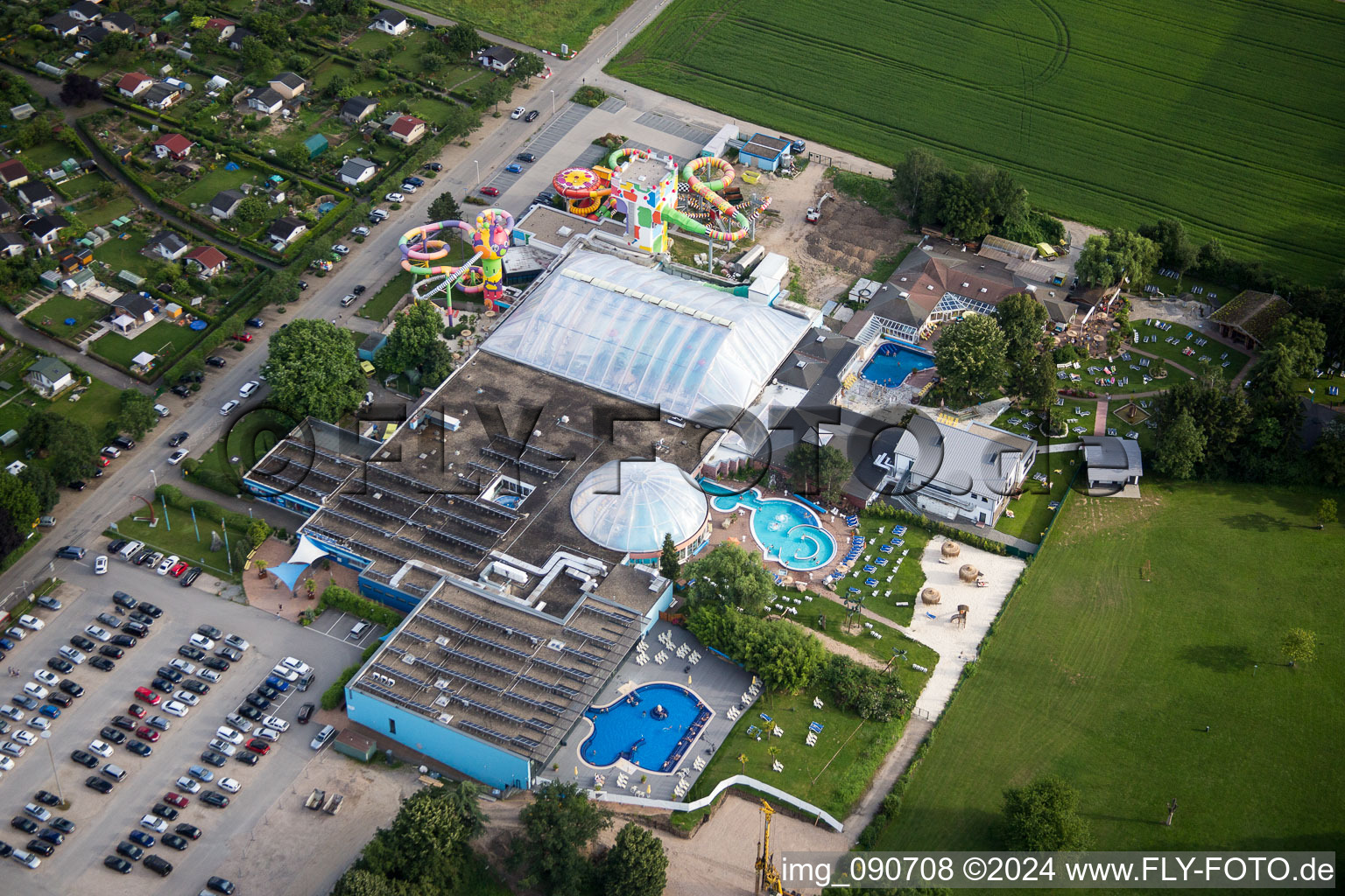 Therme und Schwimmbecken am Freibad der Freizeiteinrichtung MIRAMAR Erlebnisbad, Salz & Kristall Therme und Saunaparadies in Weinheim im Bundesland Baden-Württemberg, Deutschland