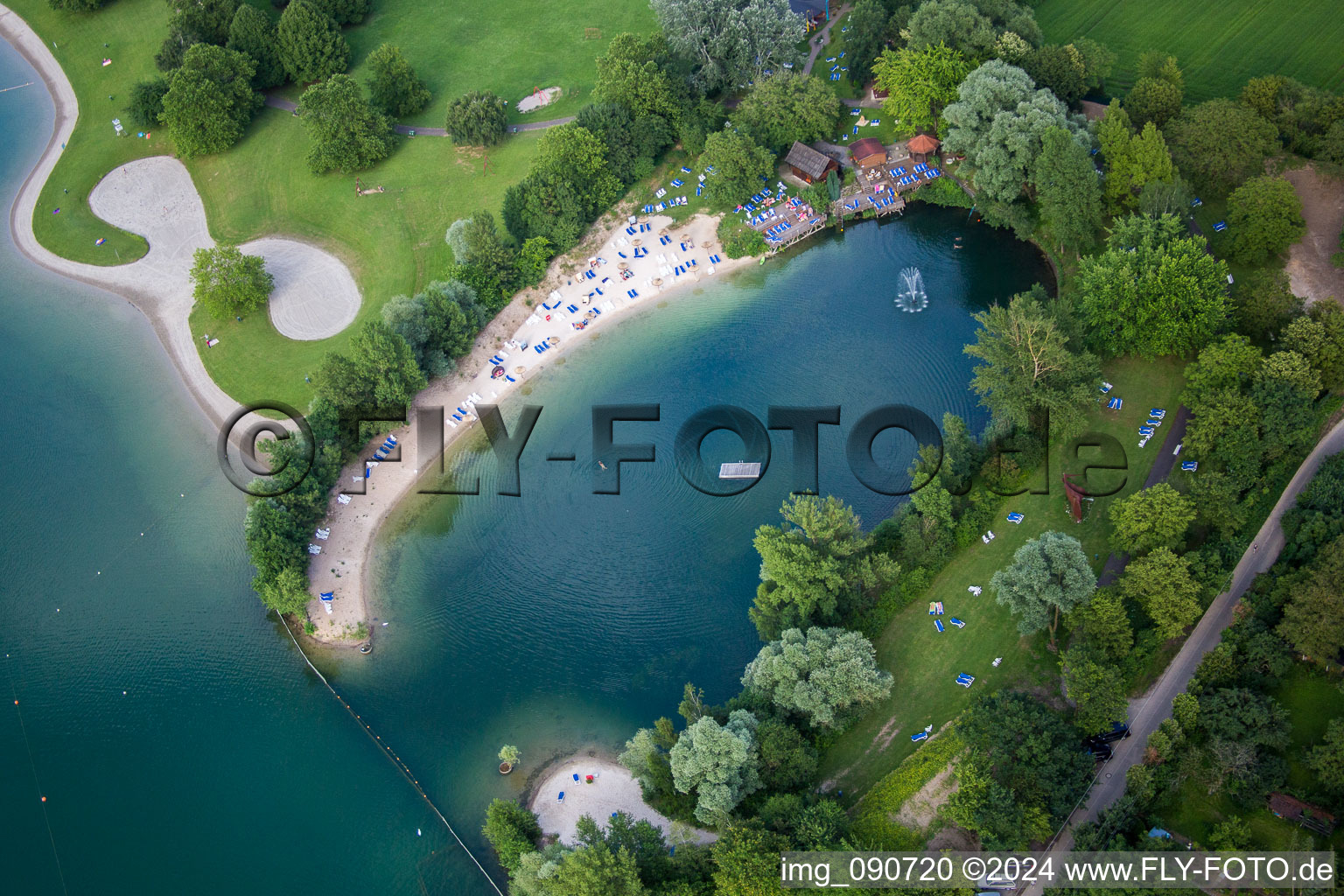 Badegäste auf den Liegewiesen in der Bucht des Natursee des Freibades MIRAMAR Erlebnisbad in Weinheim im Bundesland Baden-Württemberg, Deutschland