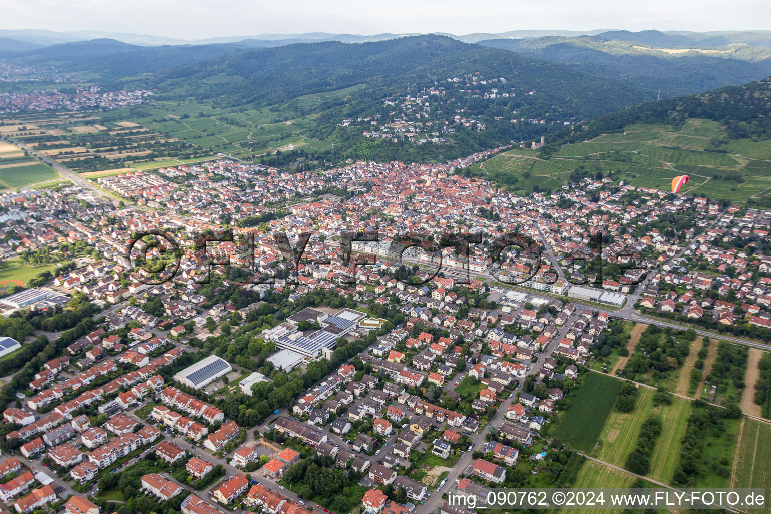 Luftbild von Ortsansicht der Straßen und Häuser der Wohngebiete in Schriesheim im Bundesland Baden-Württemberg, Deutschland