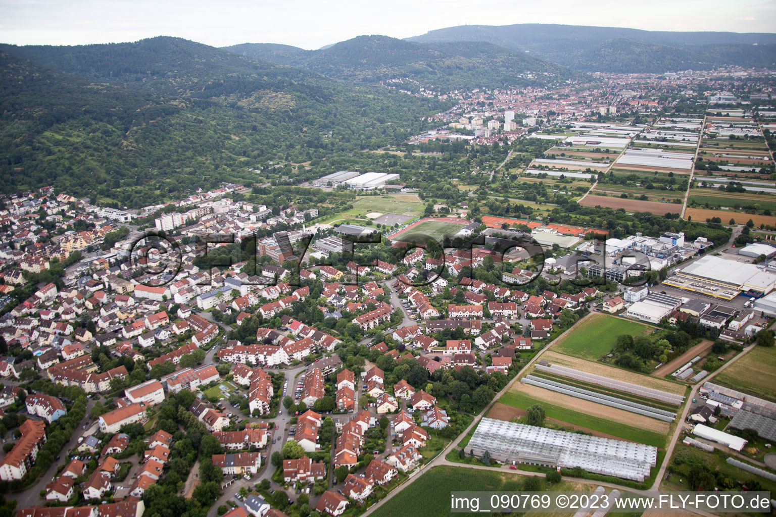 Schrägluftbild von Dossenheim im Bundesland Baden-Württemberg, Deutschland