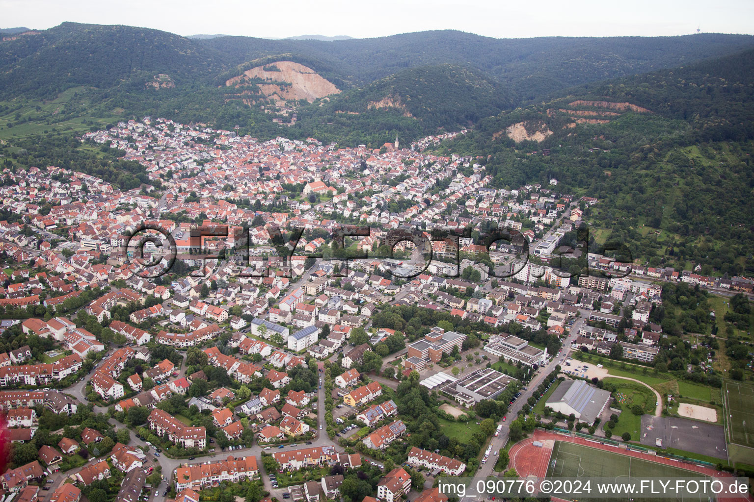 Luftbild von Ortsansicht der Straßen und Häuser der Wohngebiete in Dossenheim im Bundesland Baden-Württemberg, Deutschland