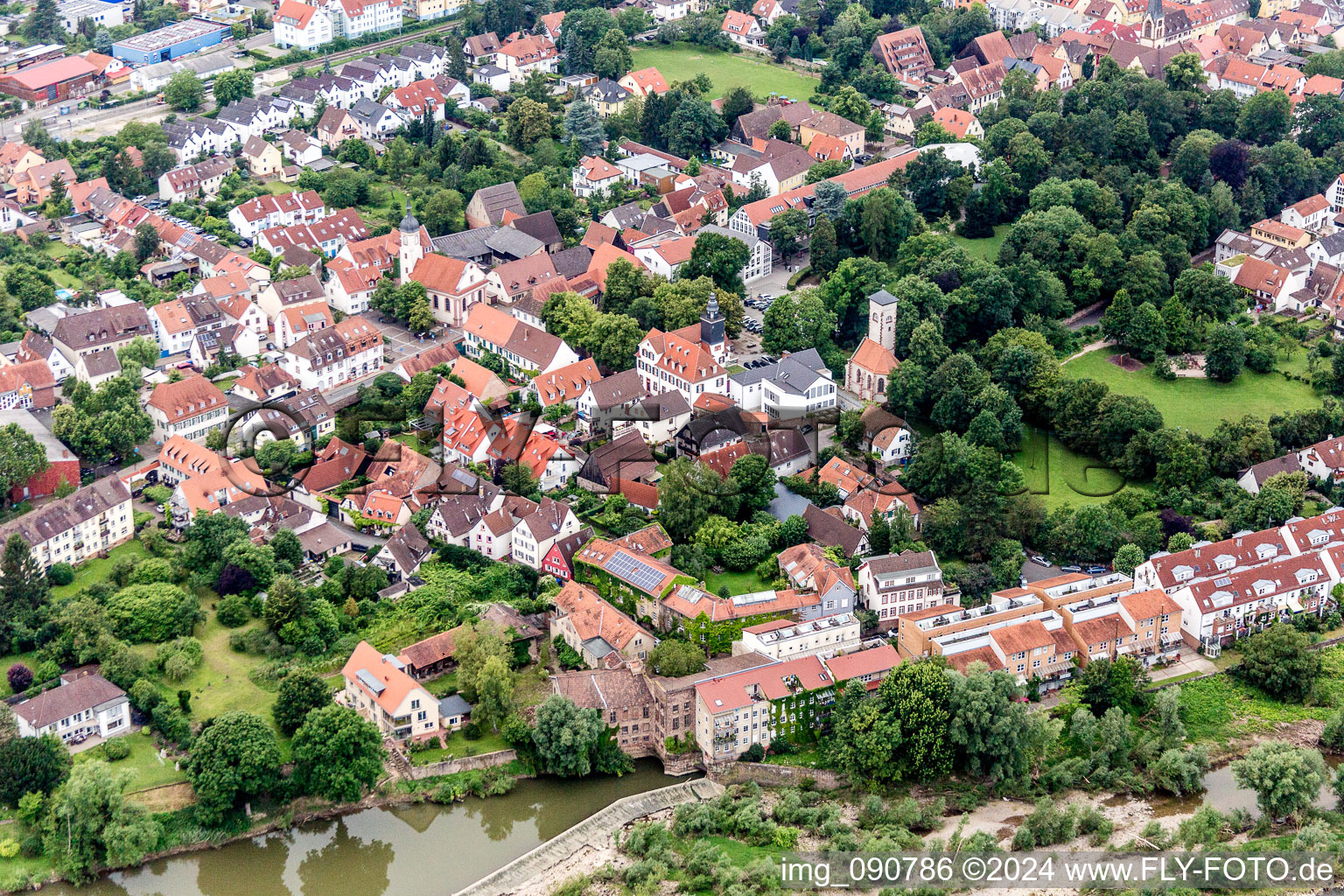 Dorfkern an den Fluß- Uferbereichen des Neckar in Wieblingen in Heidelberg im Bundesland Baden-Württemberg, Deutschland