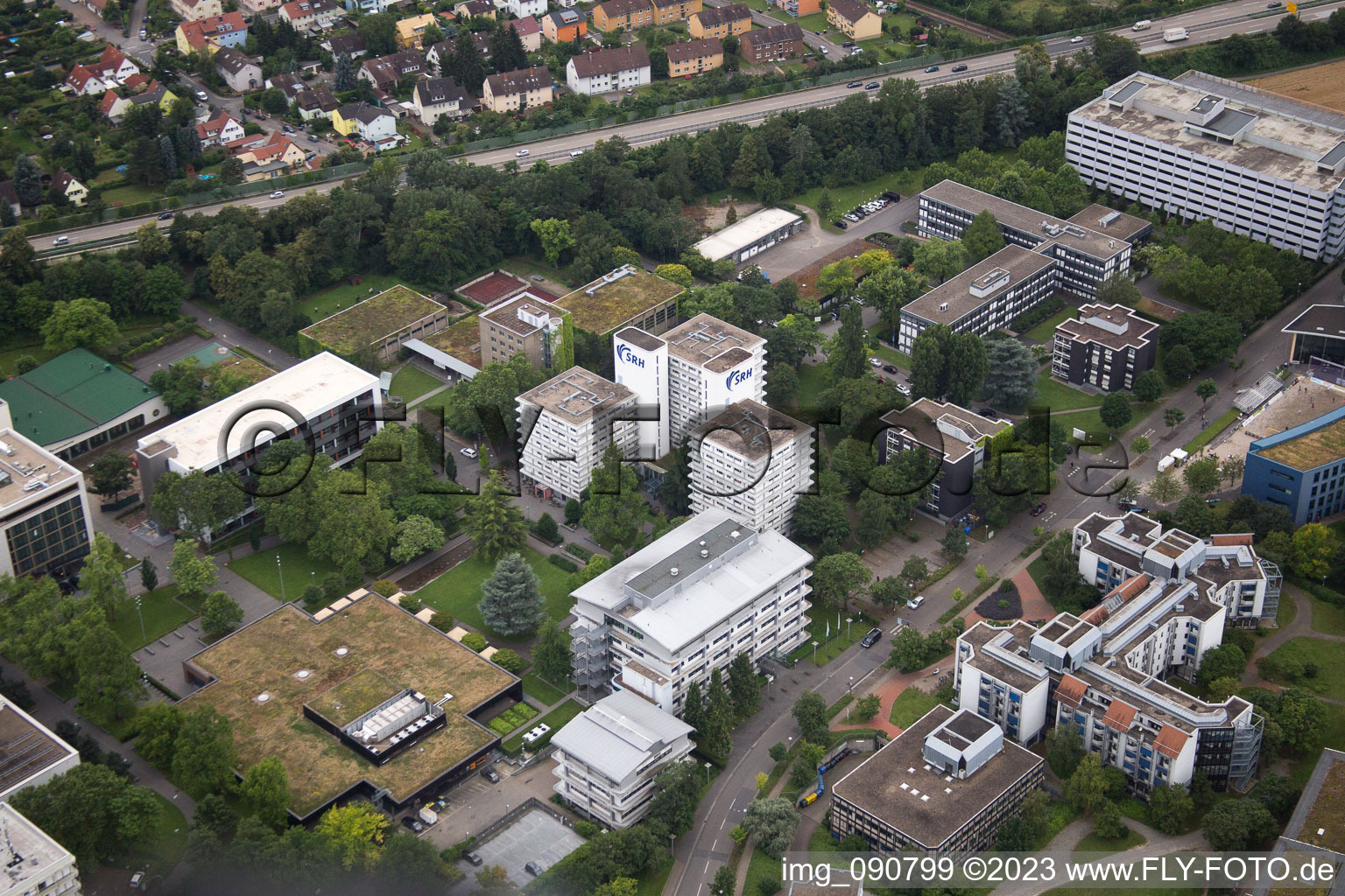 Luftaufnahme von Gebäudekomplex der Hochschule SRH im Ortsteil Wieblingen in Heidelberg im Bundesland Baden-Württemberg, Deutschland