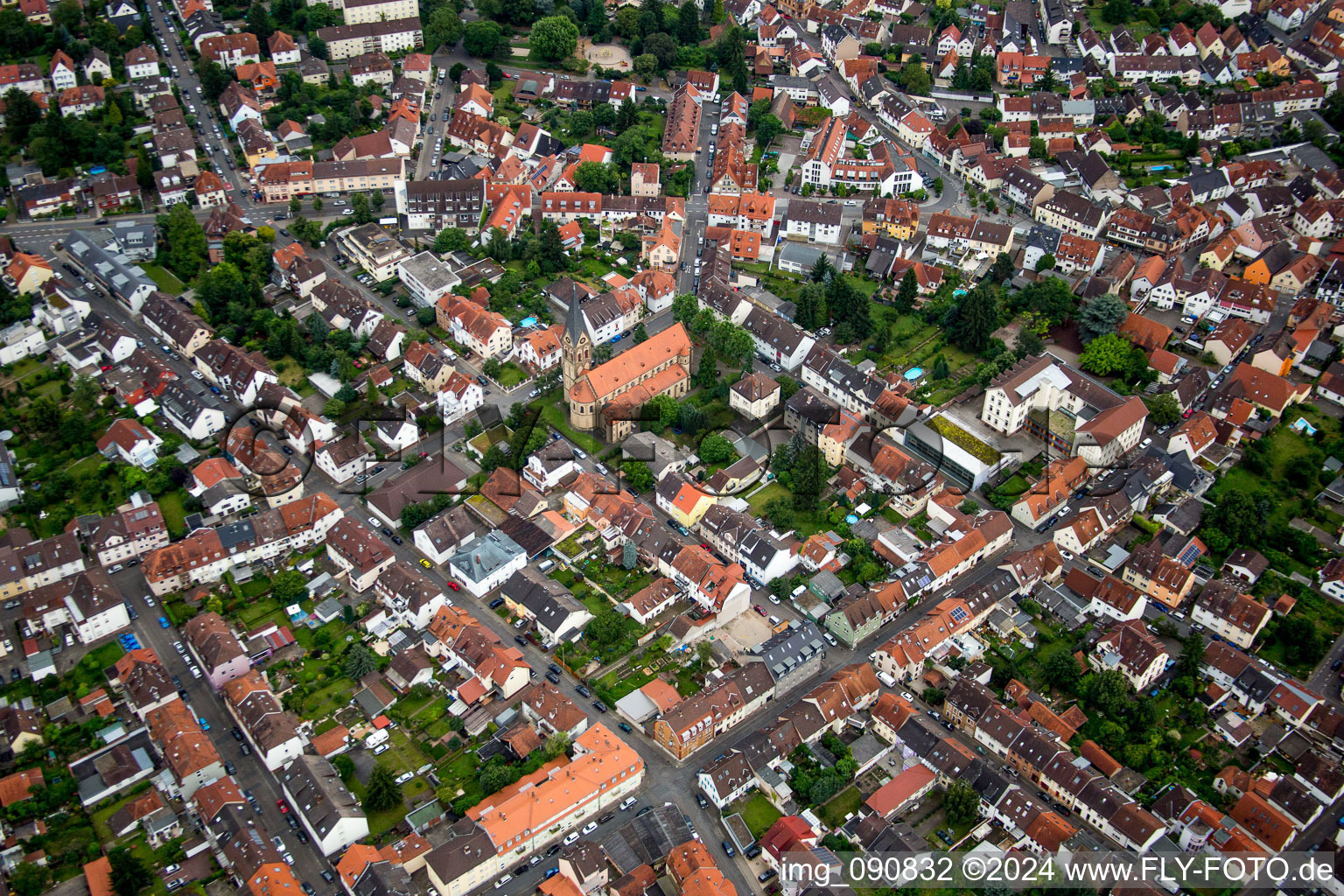 Luftbild von Kirchengebäude der Katholischen Kirche St. Peter im Ortsteil Kirchheim in Heidelberg im Bundesland Baden-Württemberg, Deutschland