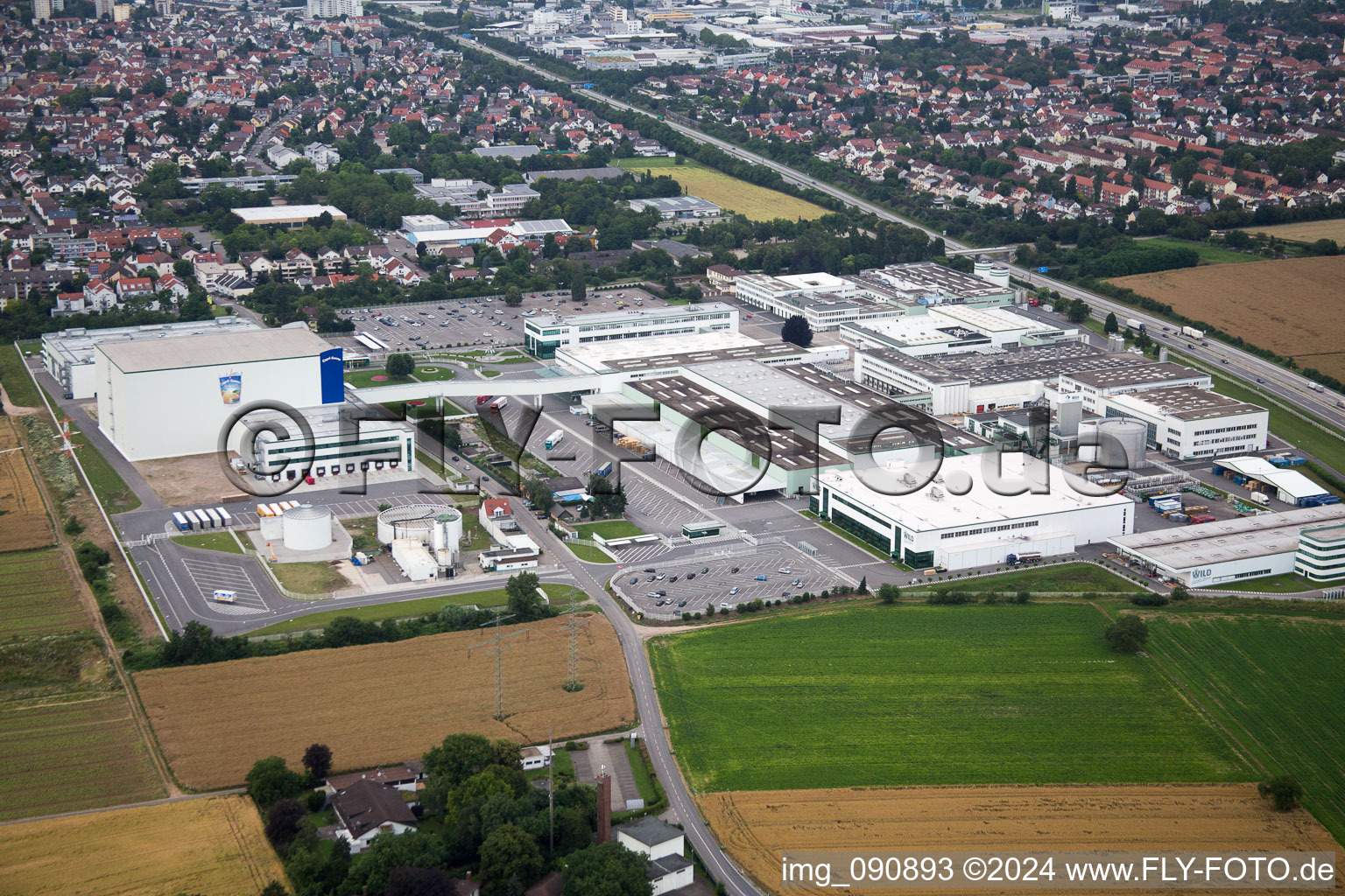 Gebäude und Produktionshallen auf dem Werksgelände Rudolf Wild GmbH & Co. KG (Capri-Sonne) in Eppelheim im Bundesland Baden-Württemberg, Deutschland
