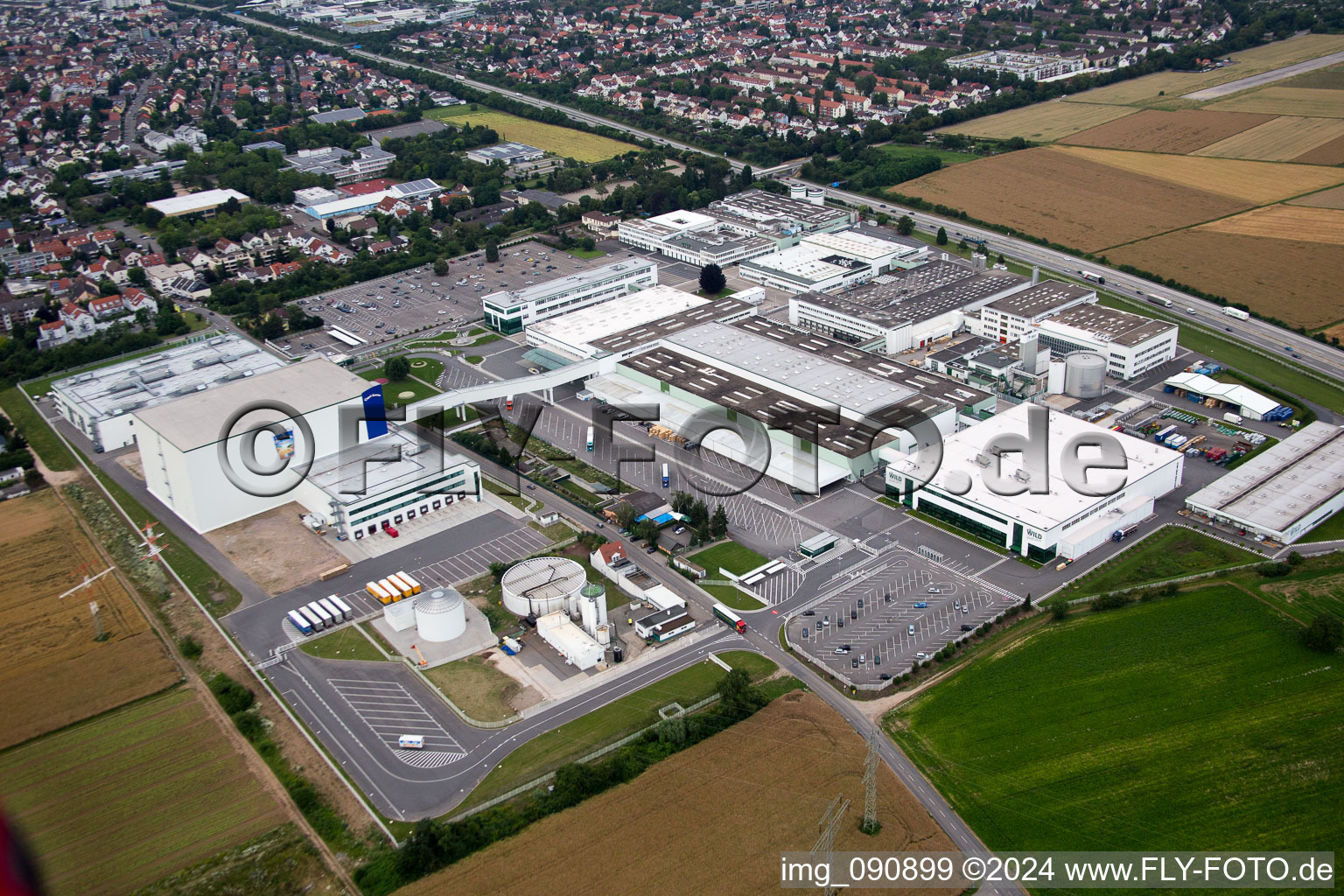 Luftbild von Gebäude und Produktionshallen auf dem Werksgelände Rudolf Wild GmbH & Co. KG (Capri-Sonne) in Eppelheim im Bundesland Baden-Württemberg, Deutschland