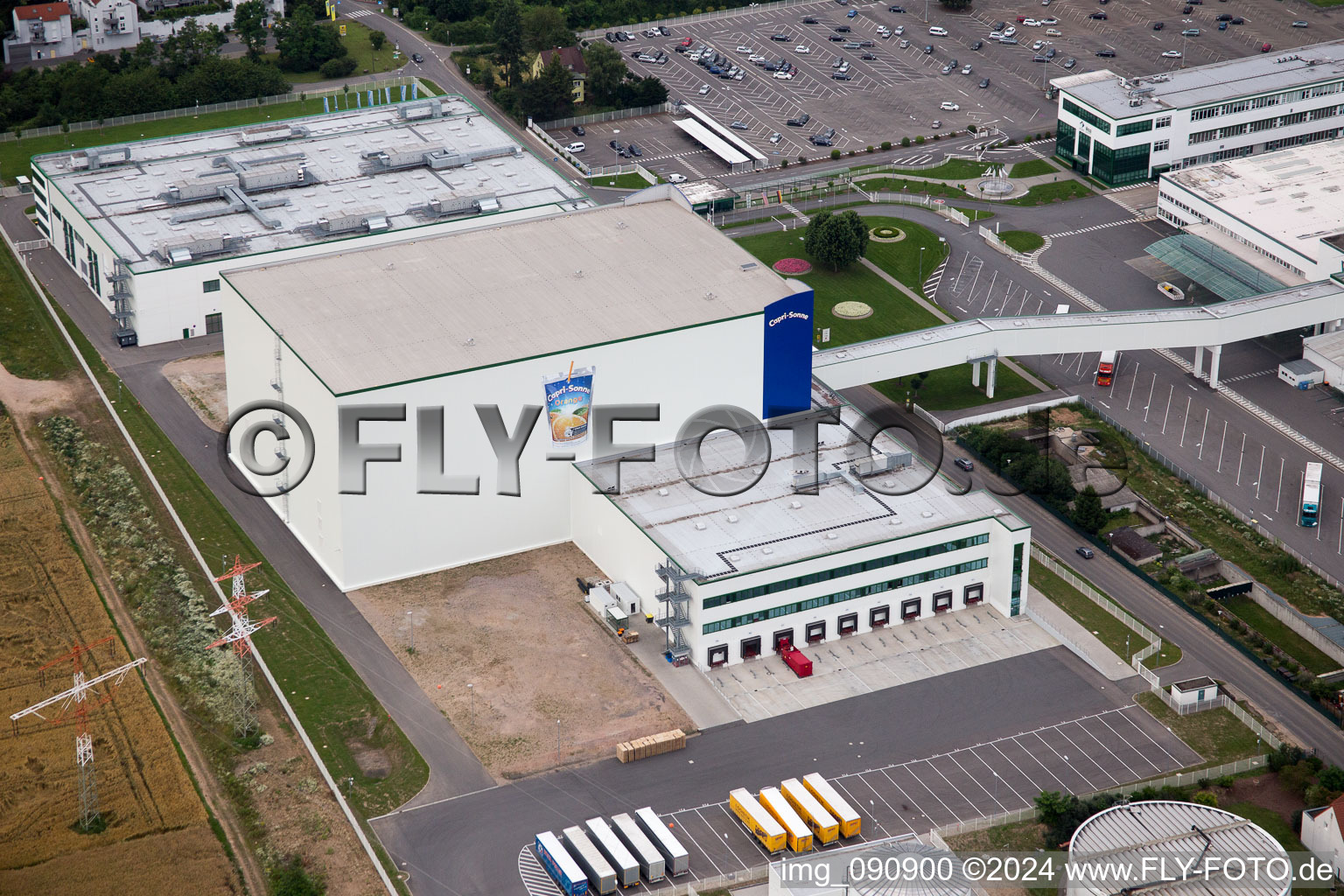 Luftaufnahme von Gebäude und Produktionshallen auf dem Werksgelände Rudolf Wild GmbH & Co. KG (Capri-Sonne) in Eppelheim im Bundesland Baden-Württemberg, Deutschland