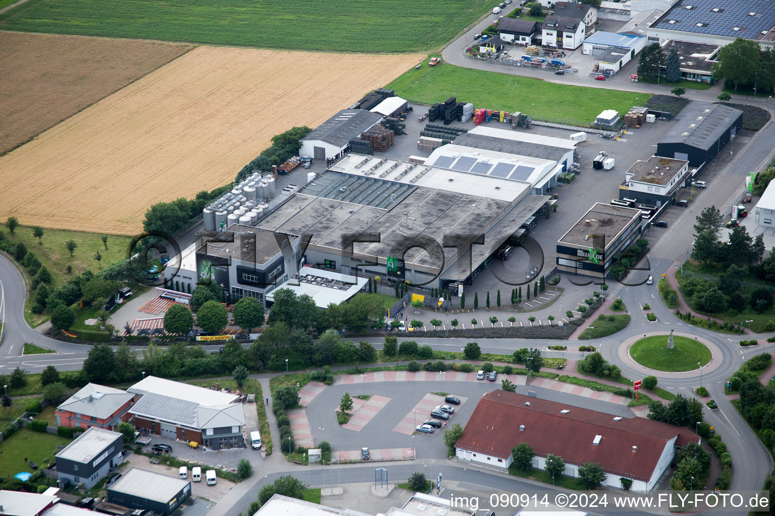 Gebäude und Produktionshallen auf dem Werksgelände der Brauerei Weldebräu GmbH&Co.KG in Plankstadt im Bundesland Baden-Württemberg, Deutschland