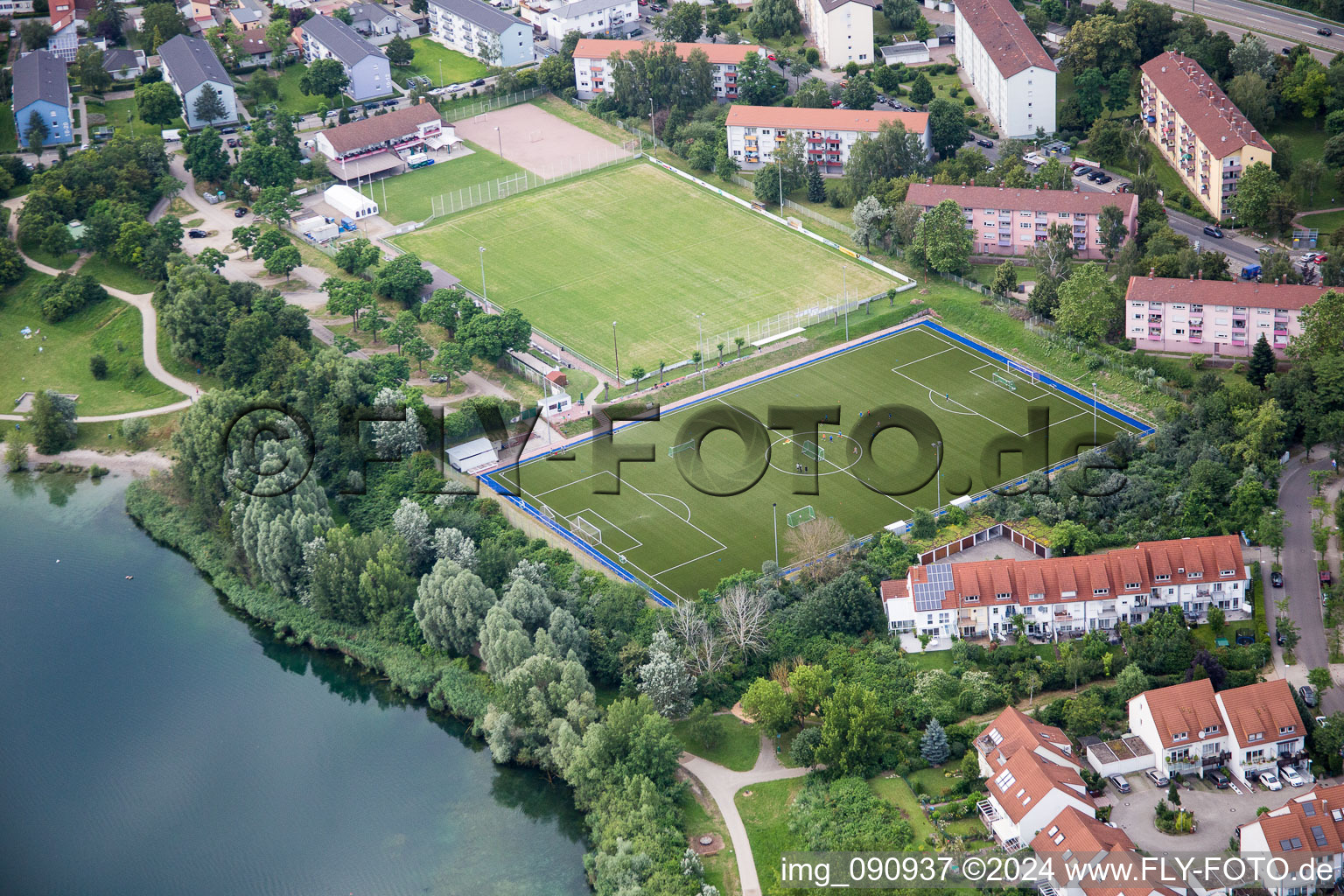 Sportplatz- Fussballplatz von SV Rot-Weiß am Rheinauer See im Ortsteil Rheinau in Mannheim im Bundesland Baden-Württemberg, Deutschland