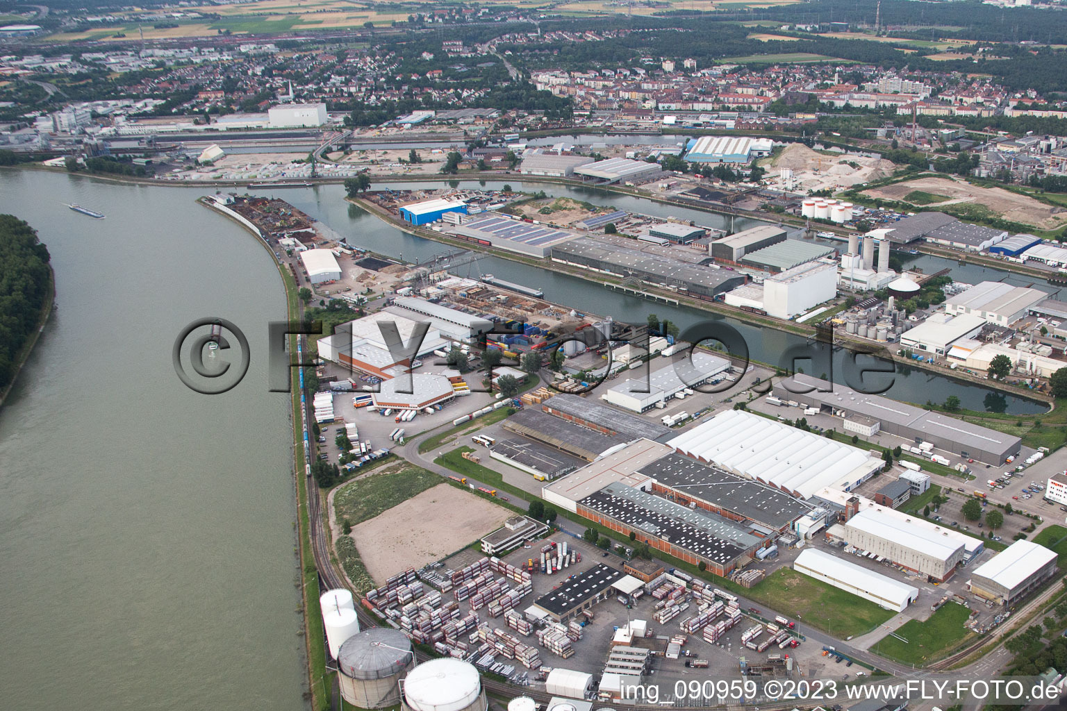 Schrägluftbild von Rheinauhafen in Mannheim im Bundesland Baden-Württemberg, Deutschland