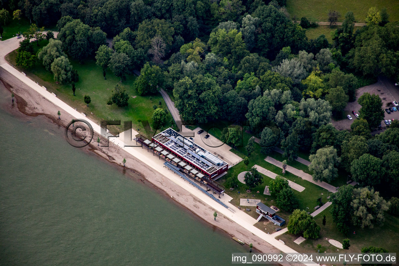 Uferbereiche am Sandstrand des Rhein-Strandbad im Ortsteil Niederfeld in Mannheim im Bundesland Baden-Württemberg, Deutschland