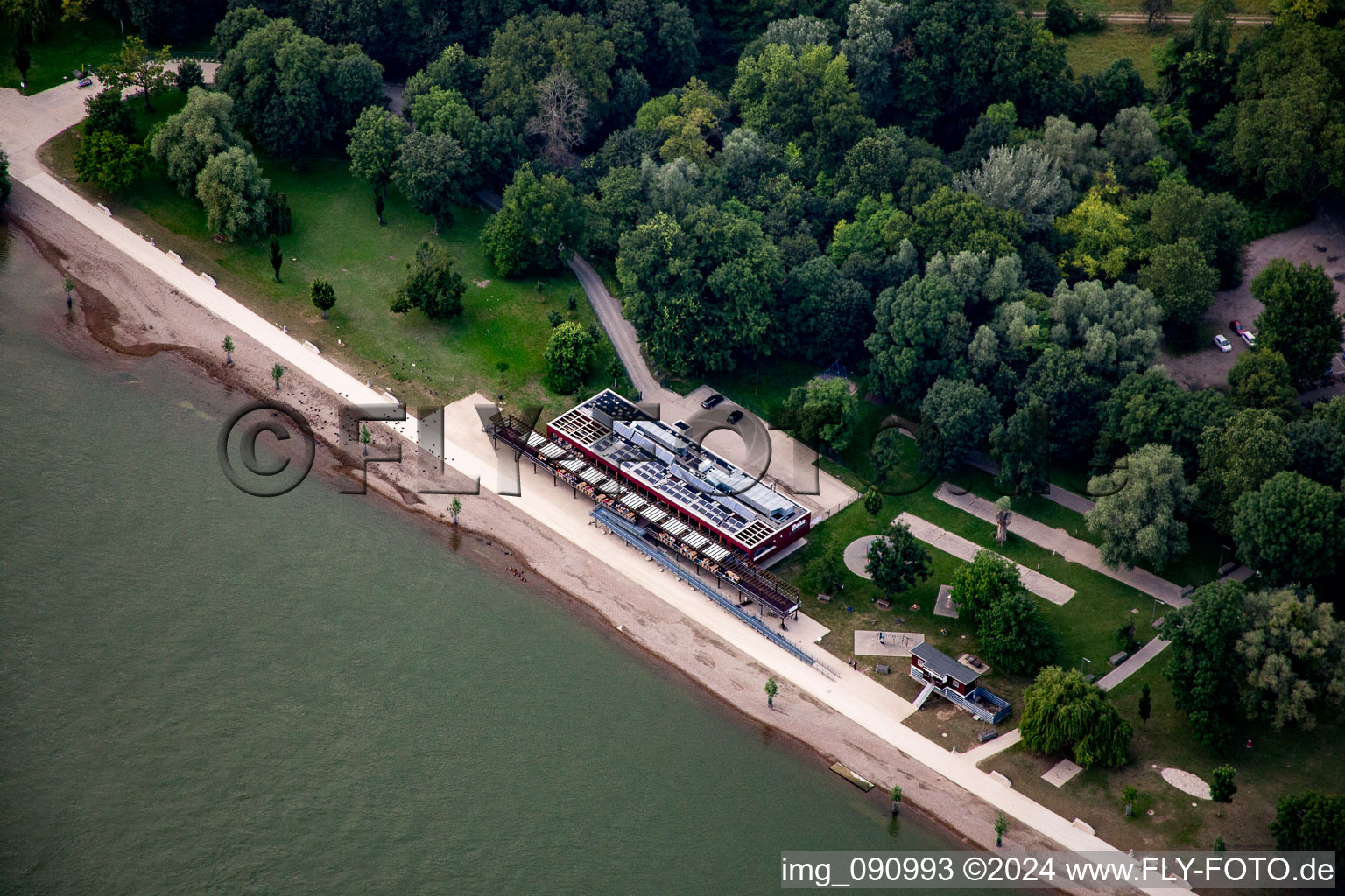 Luftaufnahme von Rheinstrandbad im Ortsteil Niederfeld in Mannheim im Bundesland Baden-Württemberg, Deutschland