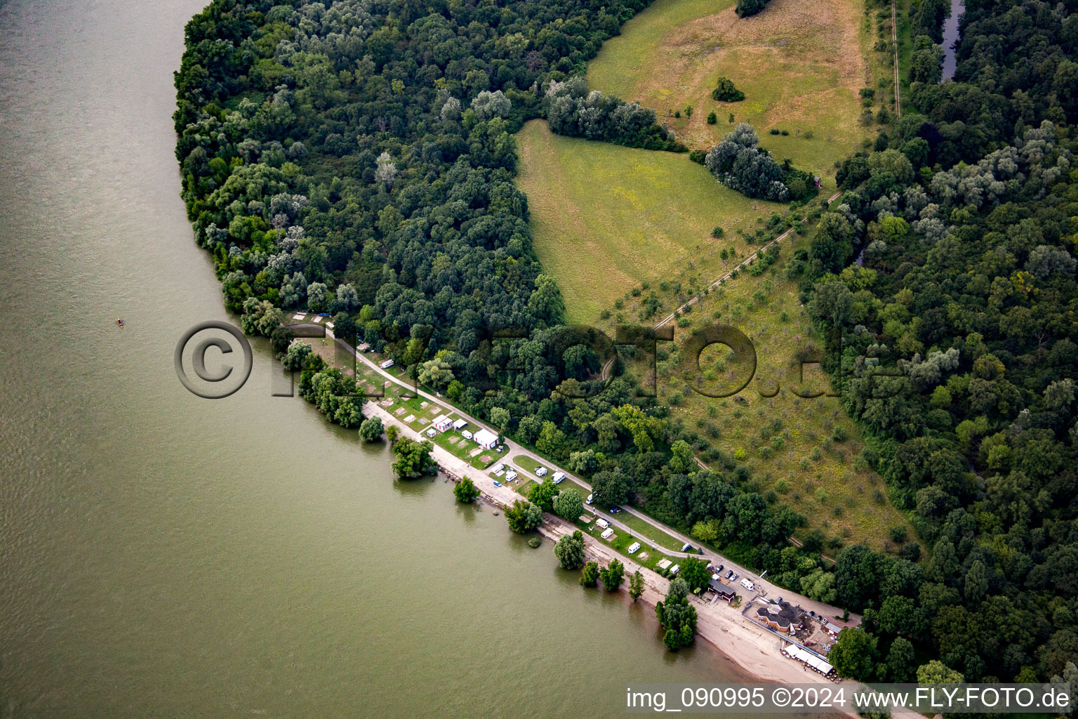 Schrägluftbild von Rheinstrandbad im Ortsteil Niederfeld in Mannheim im Bundesland Baden-Württemberg, Deutschland