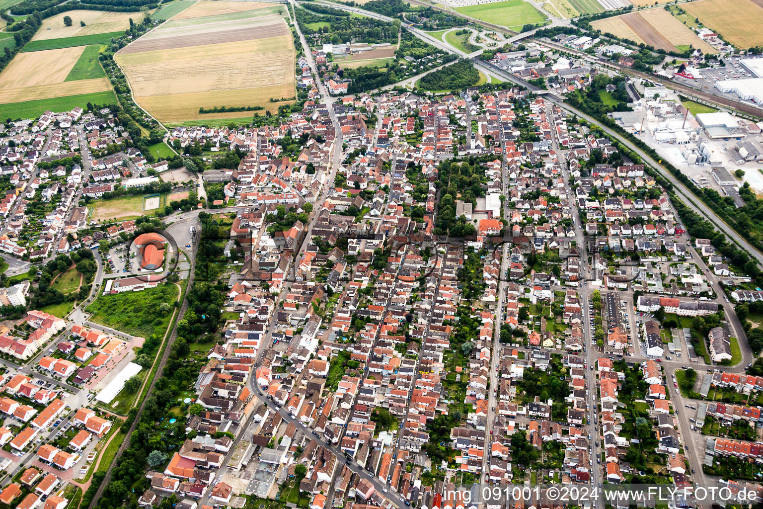 Ortsansicht der Straßen und Häuser der Wohngebiete im Ortsteil Rheingönheim in Ludwigshafen am Rhein im Bundesland Rheinland-Pfalz, Deutschland