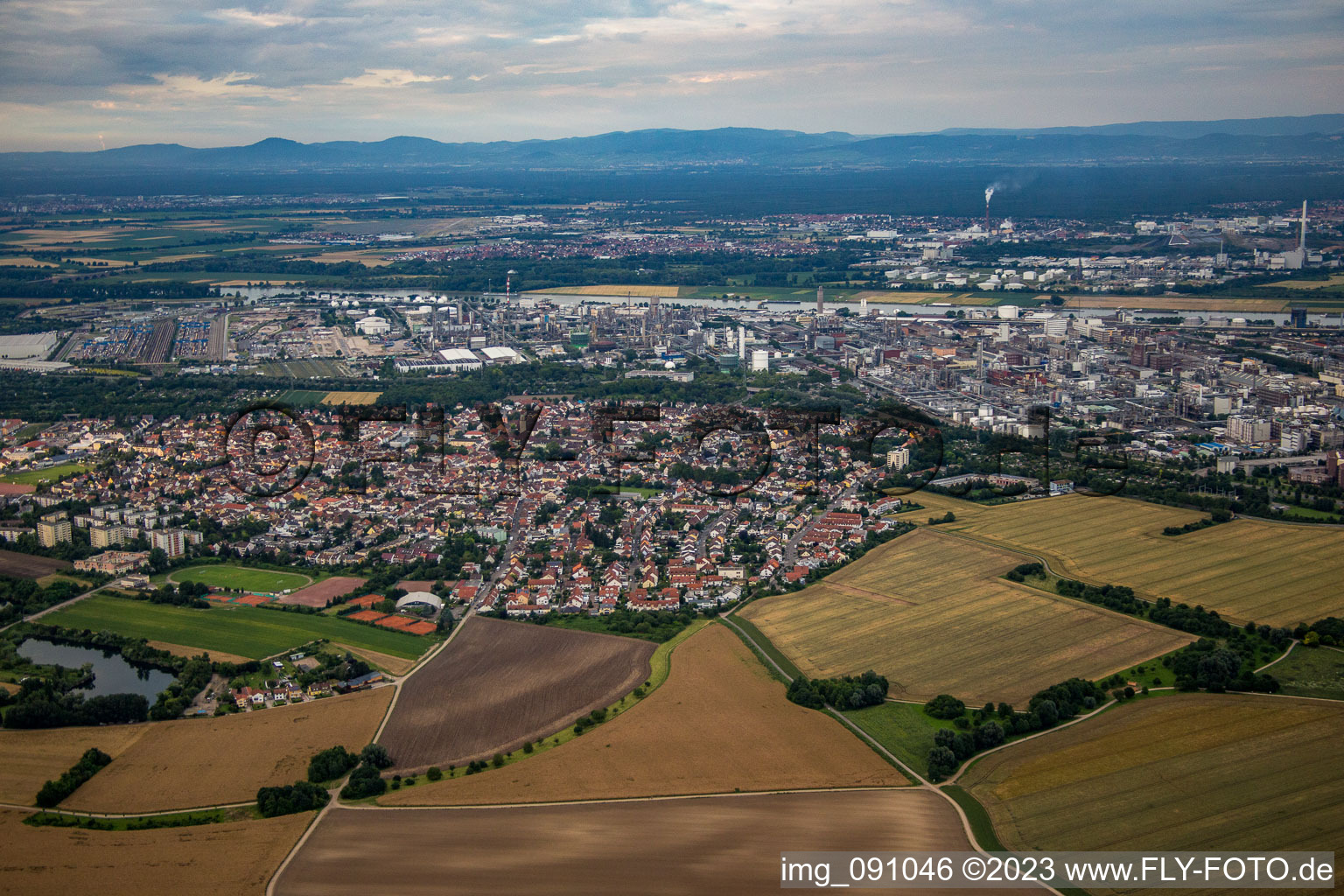 Ortsteil Oppau in Ludwigshafen am Rhein im Bundesland Rheinland-Pfalz, Deutschland von oben gesehen