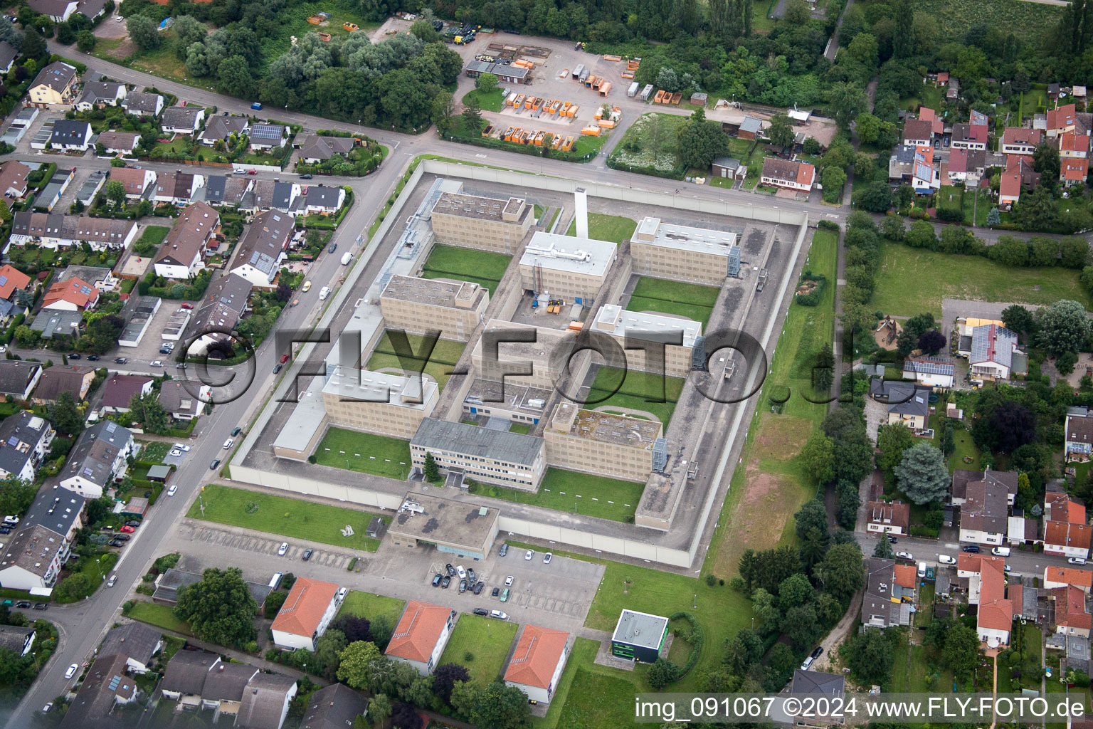 Luftbild von Von Sicherheitsumzäunung umgebenes Gelände der Justizvollzugsanstalt Frankenthal in Frankenthal (Pfalz) im Bundesland Rheinland-Pfalz, Deutschland