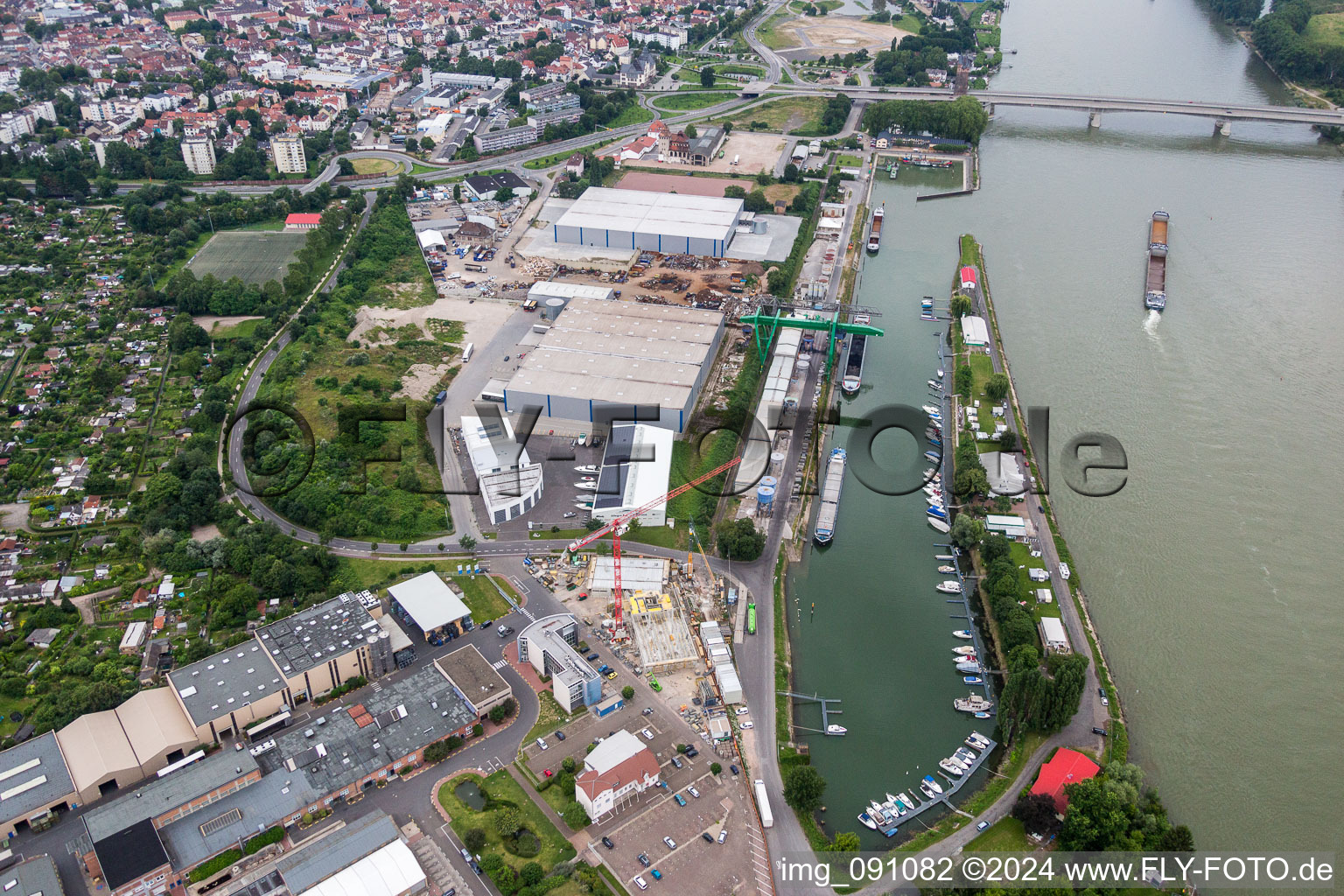 Luftbild von Kaianlagen und Schiffs- Anlegestellen am Hafenbecken des Binnenhafen Floßhafen am Rhein in Worms im Bundesland Rheinland-Pfalz, Deutschland