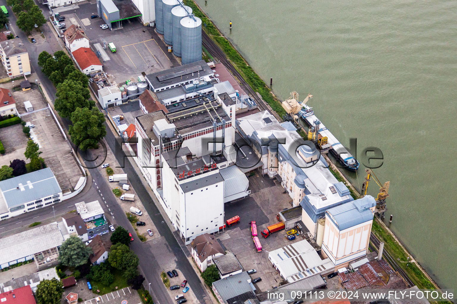 Gebäude und Produktionshallen auf dem Werksgelände des Chemieproduzenten Trumpler GmbH & Co. KG, Chemische Fabrik am Rhein-Ufer in Worms im Bundesland Rheinland-Pfalz, Deutschland