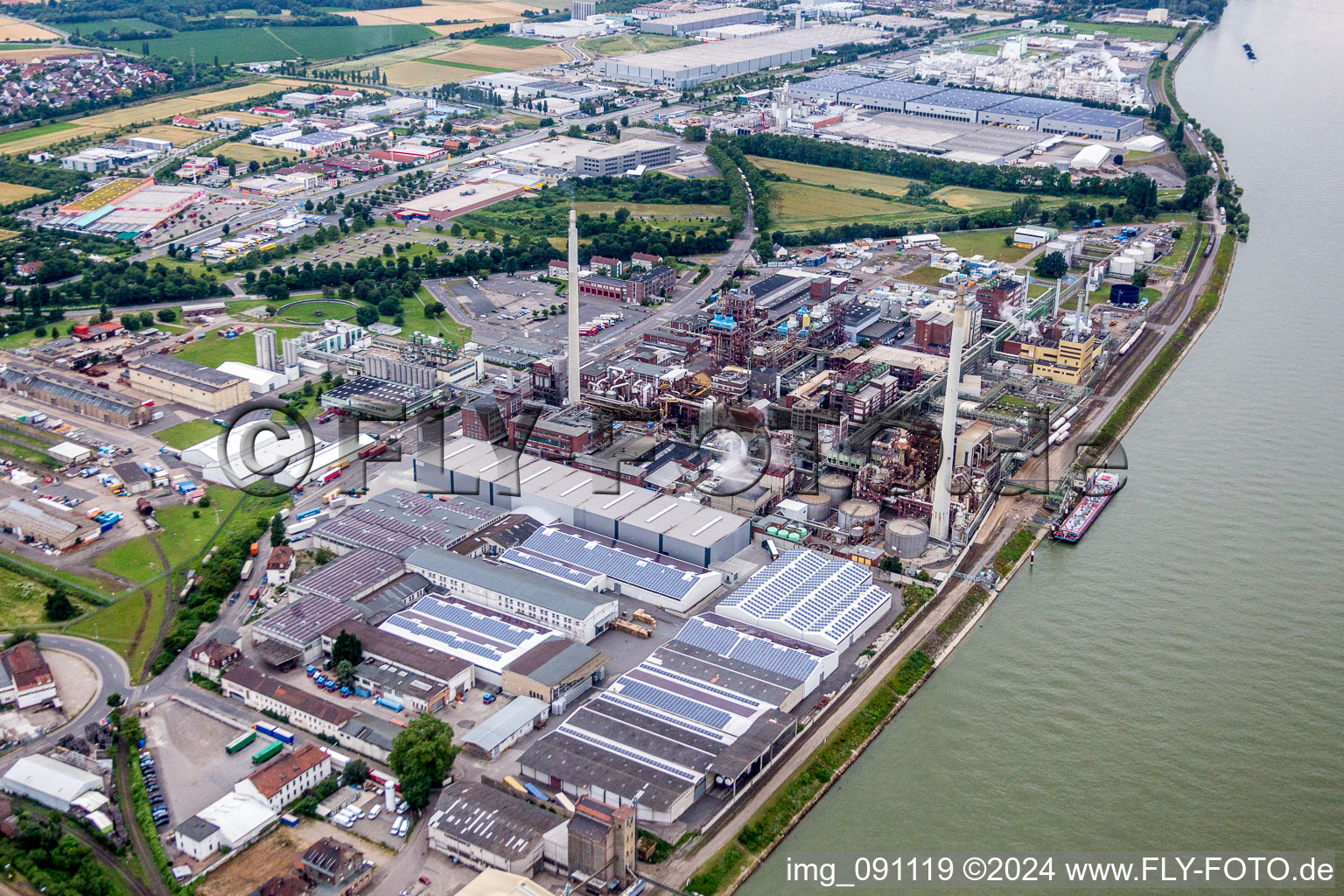 Gebäude und Produktionshallen auf dem Werksgelände des Chemieproduzenten Evonik in Worms im Bundesland Rheinland-Pfalz, Deutschland