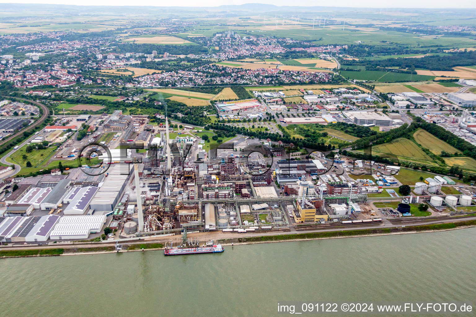 Luftbild von Gebäude und Produktionshallen auf dem Werksgelände des Chemieproduzenten Evonik in Worms im Bundesland Rheinland-Pfalz, Deutschland