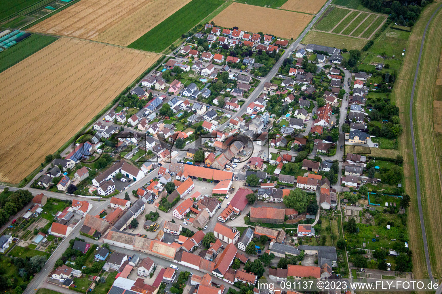 Schrägluftbild von Ortsteil Ibersheim in Worms im Bundesland Rheinland-Pfalz, Deutschland