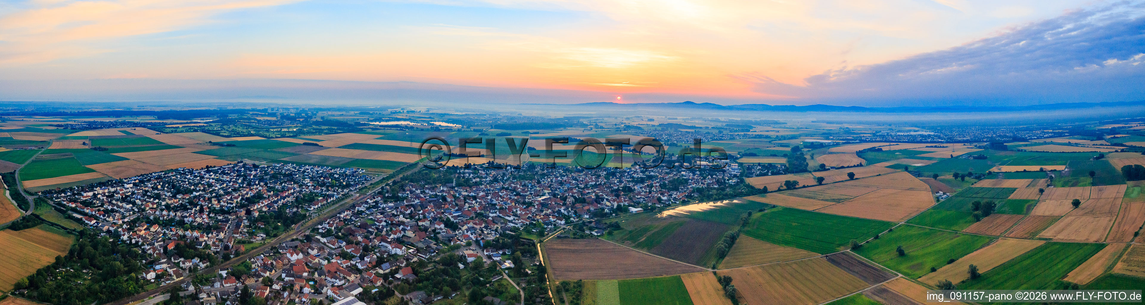 Sonnenaufgang überm Odenwald aus Osten in Hofheim im Bundesland Hessen, Deutschland