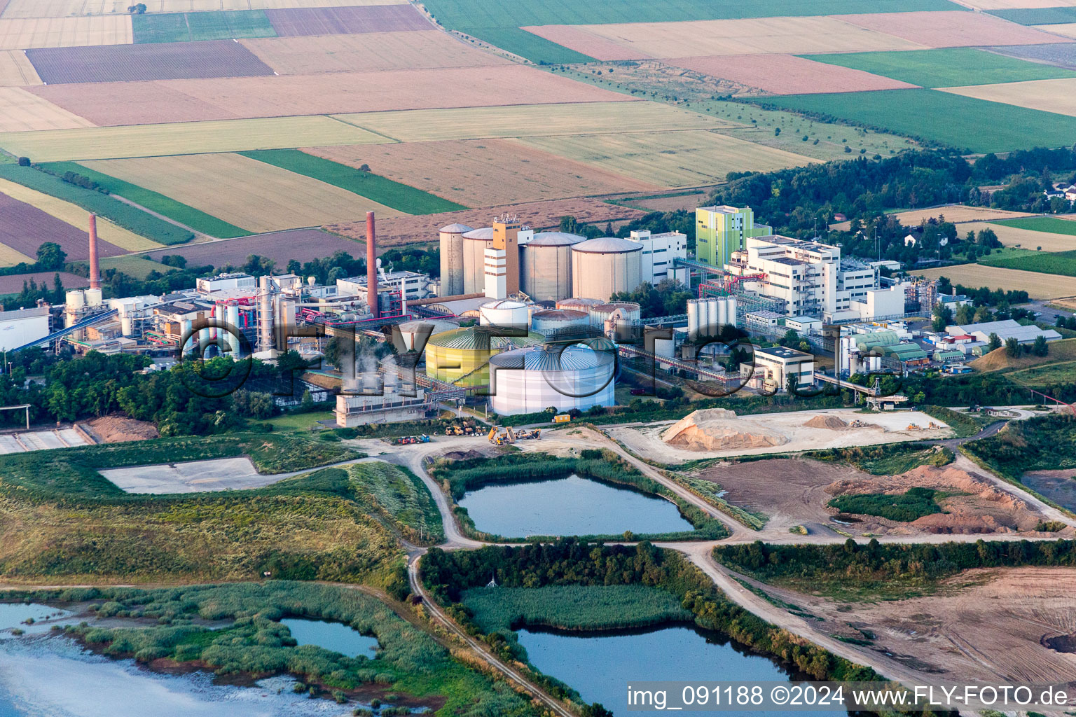 Luftbild von Gebäude und Produktionshallen auf dem Werksgelände Südzucker AG Mannheim/Ochsenfurt und Verklappungsbecken im Ortsteil Neuoffstein in Obrigheim (Pfalz) im Bundesland Rheinland-Pfalz, Deutschland