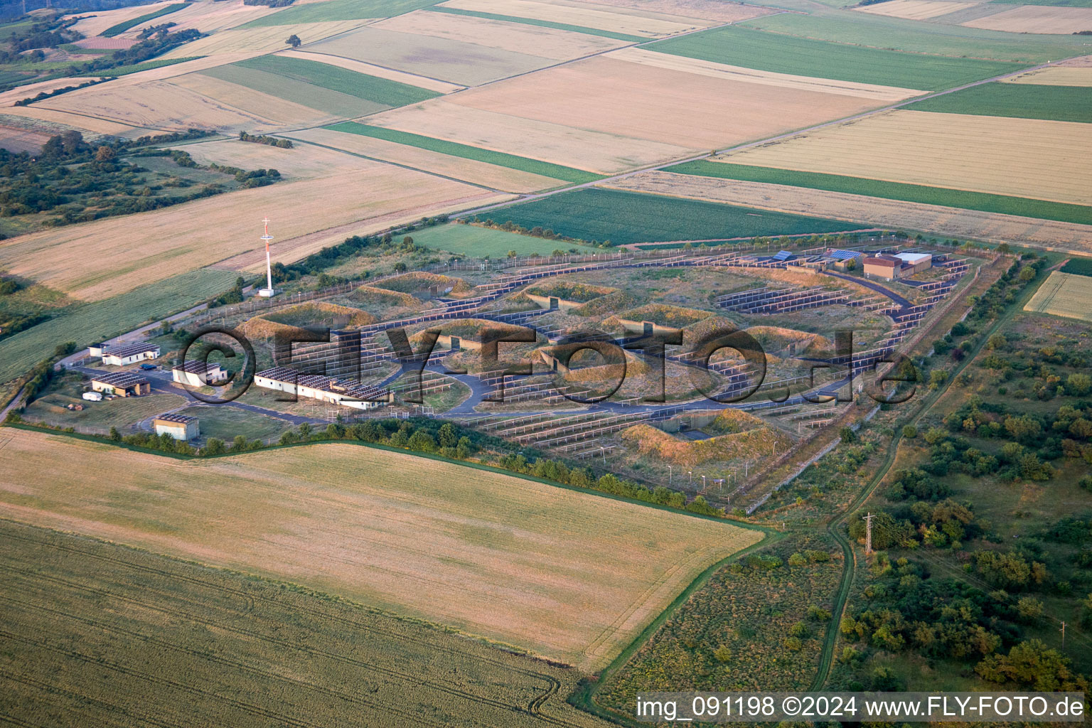 Panelreihen der Photovoltaikanlage und Solarpark bzw. Solarkraftwerk bei Relaisfunkstelle DB0FTC in Bockenheim an der Weinstraße im Bundesland Rheinland-Pfalz, Deutschland