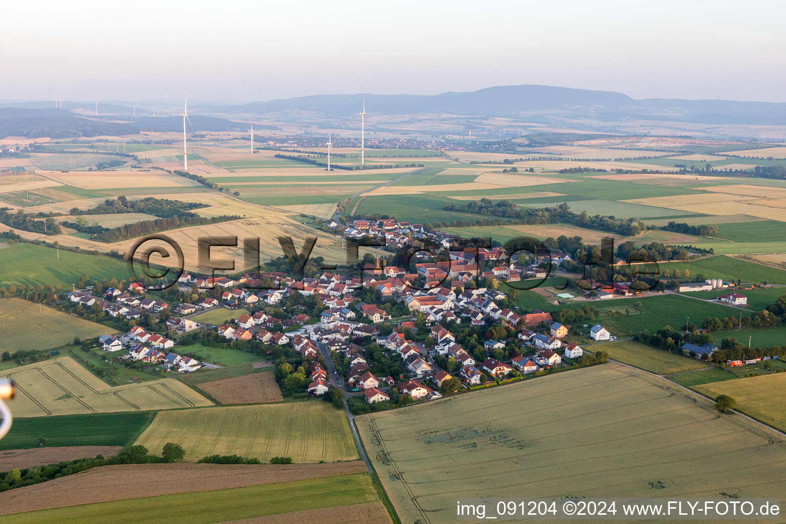 Dorf - Ansicht am Rande von landwirtschaftlichen Feldern und Nutzflächen in Lautersheim im Bundesland Rheinland-Pfalz, Deutschland