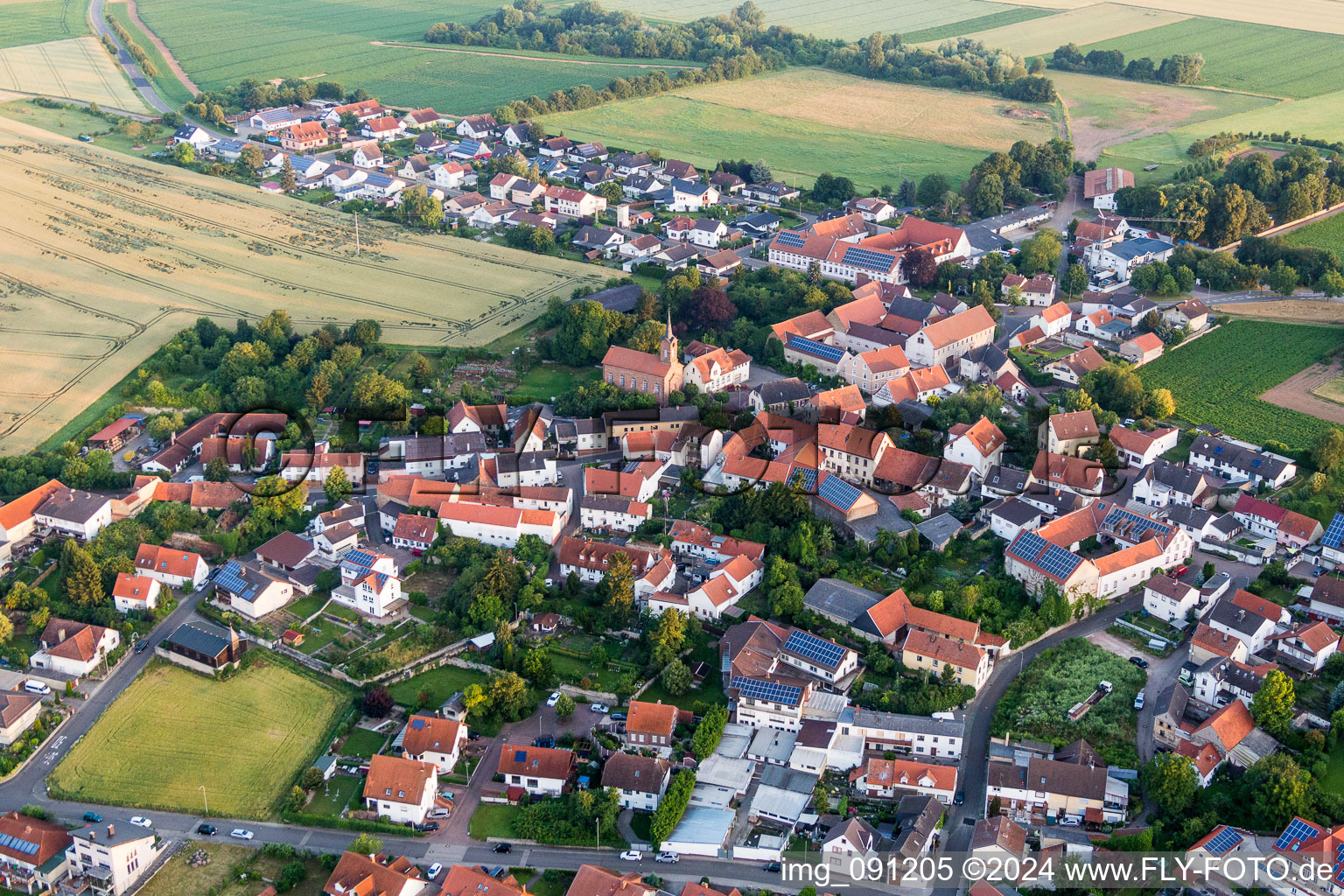 Luftbild von Dorf - Ansicht am Rande von landwirtschaftlichen Feldern und Nutzflächen in Lautersheim im Bundesland Rheinland-Pfalz, Deutschland