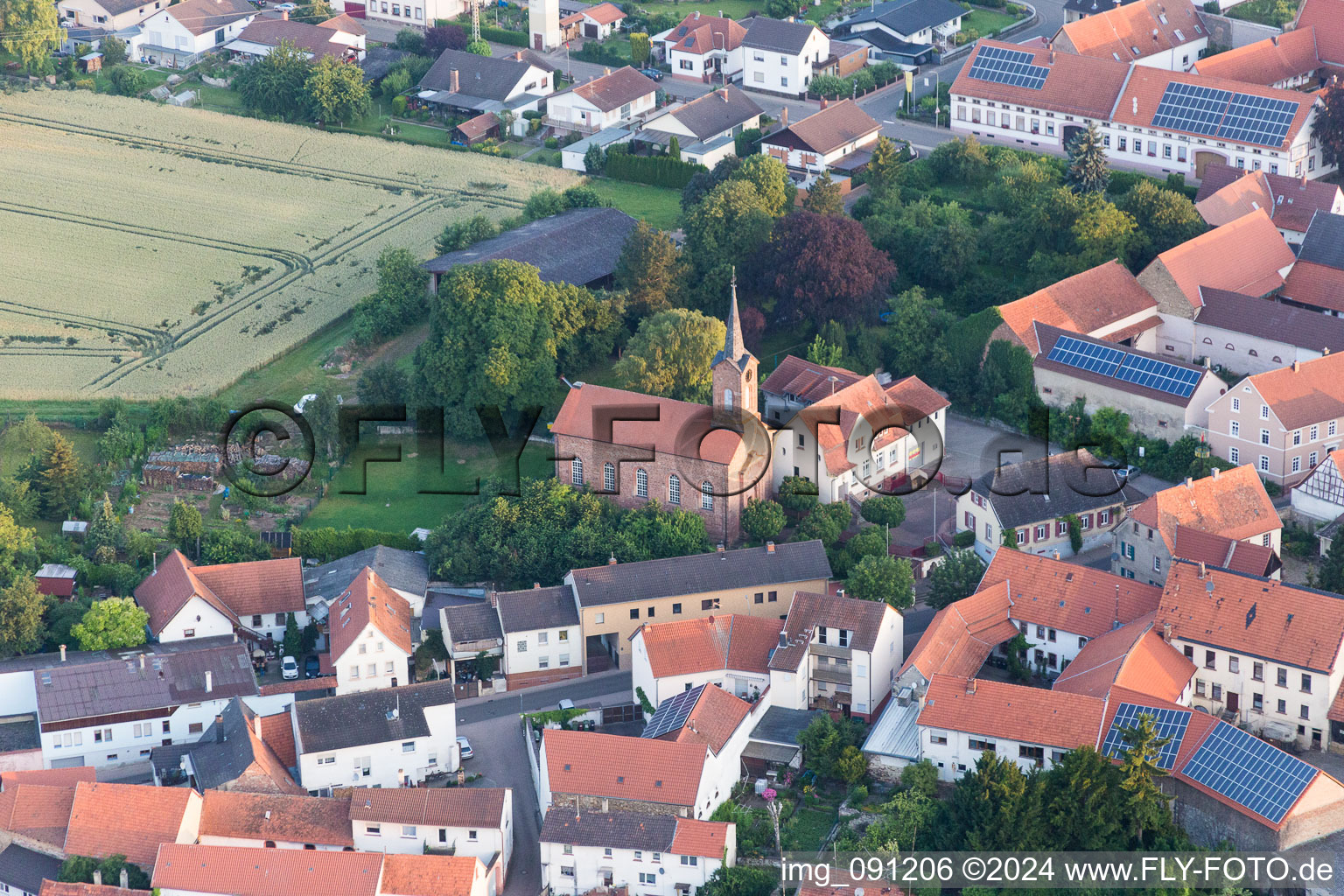 Kirchengebäude im Dorfkern in Lautersheim im Bundesland Rheinland-Pfalz, Deutschland