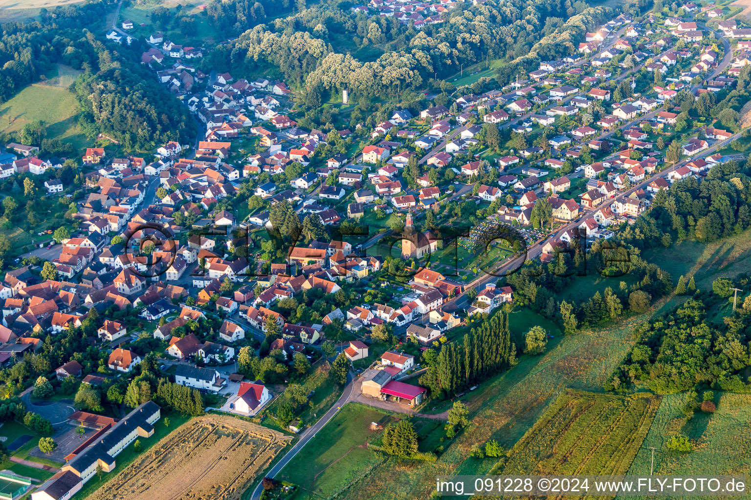 Dorf - Ansicht am Rande von landwirtschaftlichen Feldern und Nutzflächen in Sippersfeld im Bundesland Rheinland-Pfalz, Deutschland