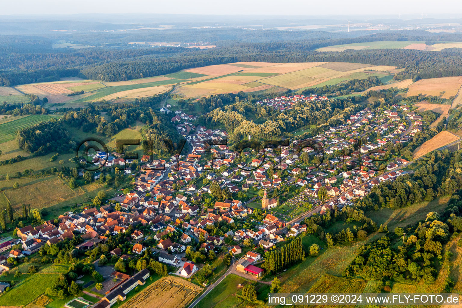 Luftbild von Dorf - Ansicht am Rande von landwirtschaftlichen Feldern und Nutzflächen in Sippersfeld im Bundesland Rheinland-Pfalz, Deutschland