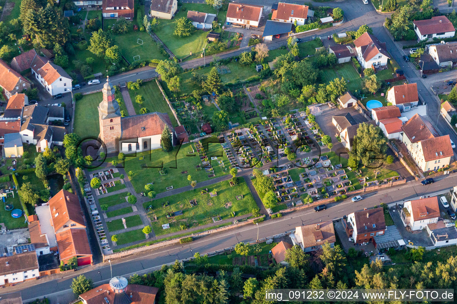 Grabreihen auf dem Gelände des Friedhofes bei der Kirche in Sippersfeld im Bundesland Rheinland-Pfalz, Deutschland