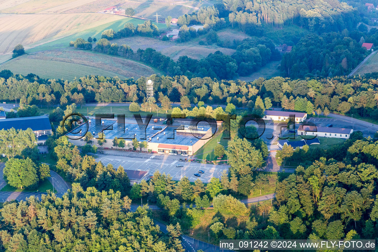 Luftbild von Gebäudekomplex der US- Militär- Kaserne Sembach Headquarters und AFN Europe in Sembach im Bundesland Rheinland-Pfalz, Deutschland