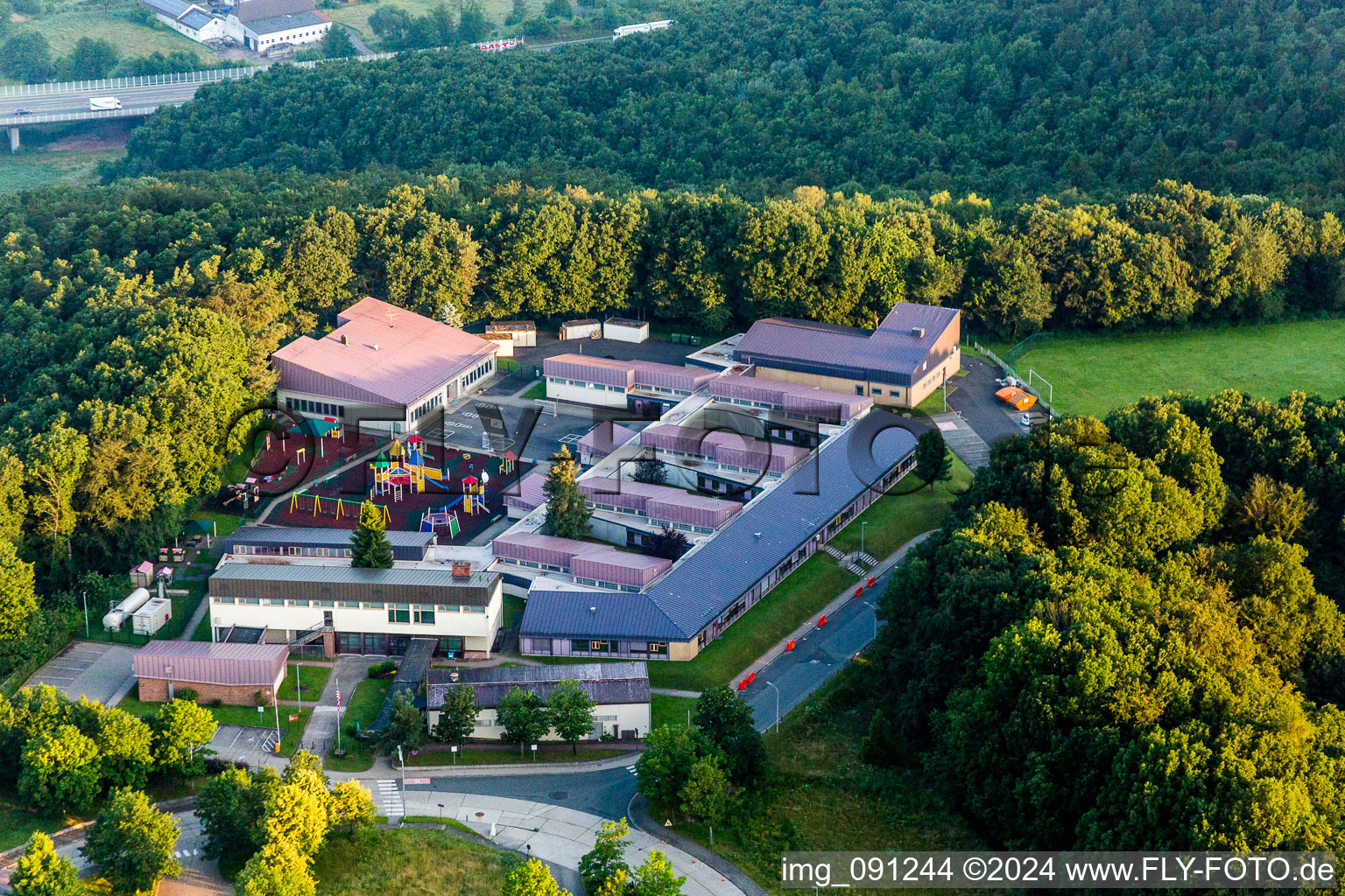 Luftaufnahme von Gebäudekomplex der US- Militär- Kaserne Sembach Headquarters und AFN Europe in Sembach im Bundesland Rheinland-Pfalz, Deutschland