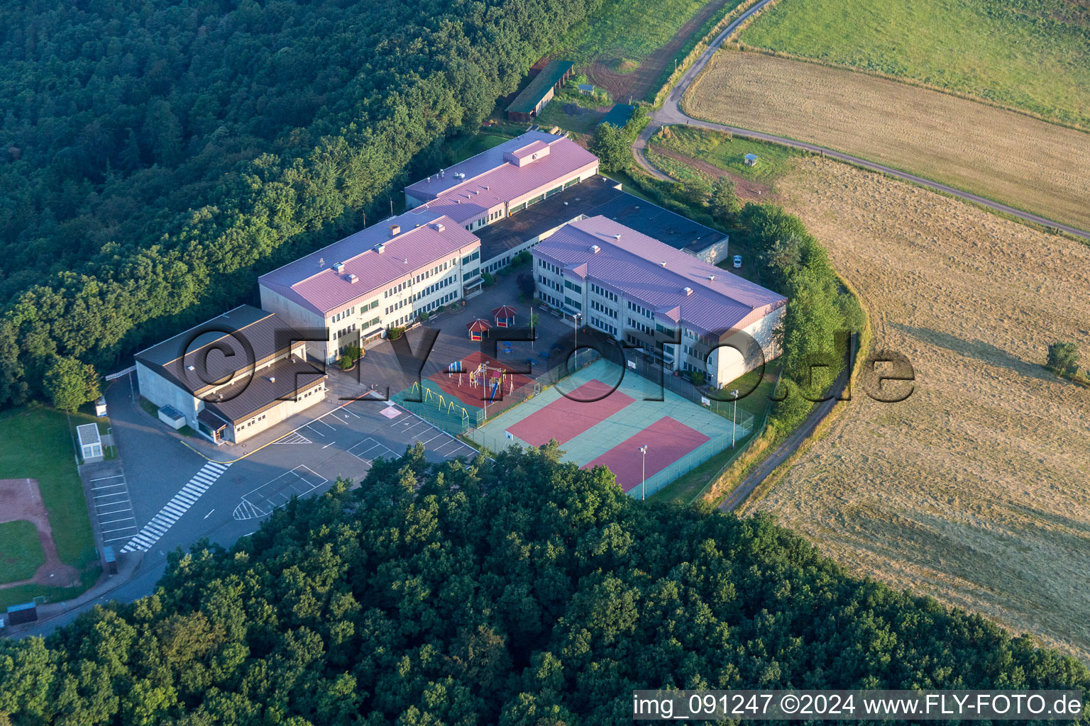 Schrägluftbild von Gebäudekomplex der US- Militär- Kaserne Sembach Headquarters und AFN Europe in Sembach im Bundesland Rheinland-Pfalz, Deutschland